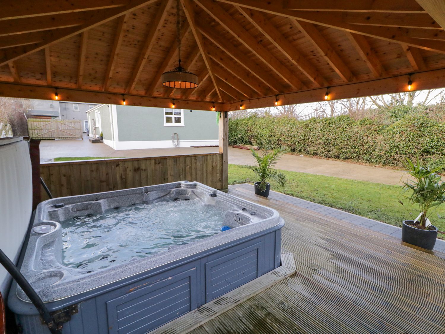 Woodside Guest House, Castlerock, County Londonderry. Family friendly. Hot tub. Open plan. Barbecue.