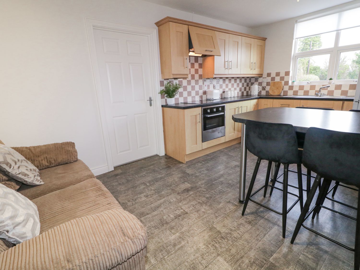 Woodside Guest House, Castlerock, County Londonderry. Family friendly. Hot tub. Open plan. Barbecue.