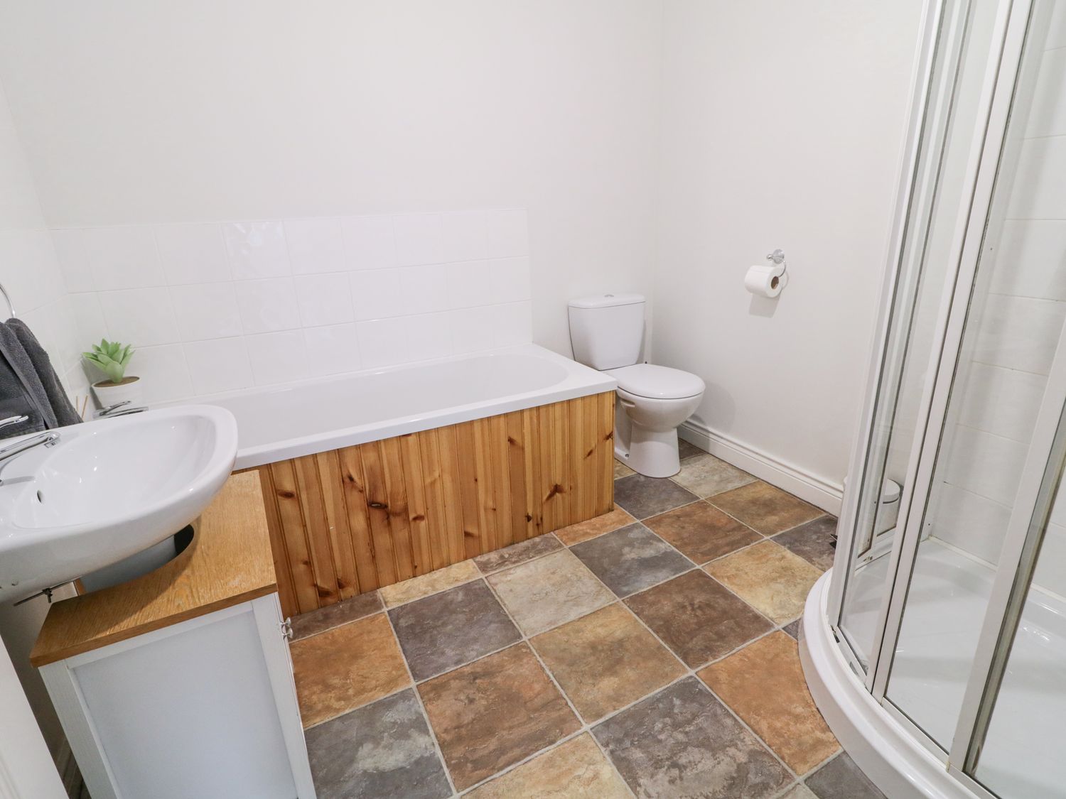 Woodside Guest House, Castlerock, County Londonderry. Family friendly. Hot tub. Open plan. Barbecue.