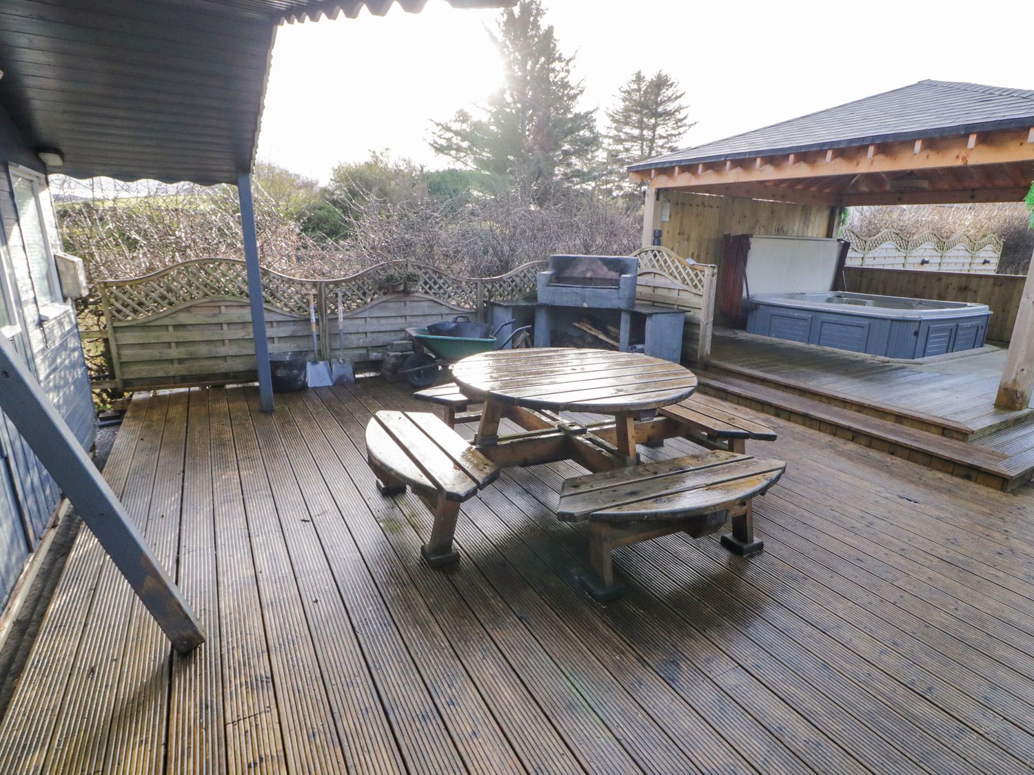 Woodside Guest House, Castlerock, County Londonderry. Family friendly. Hot tub. Open plan. Barbecue.