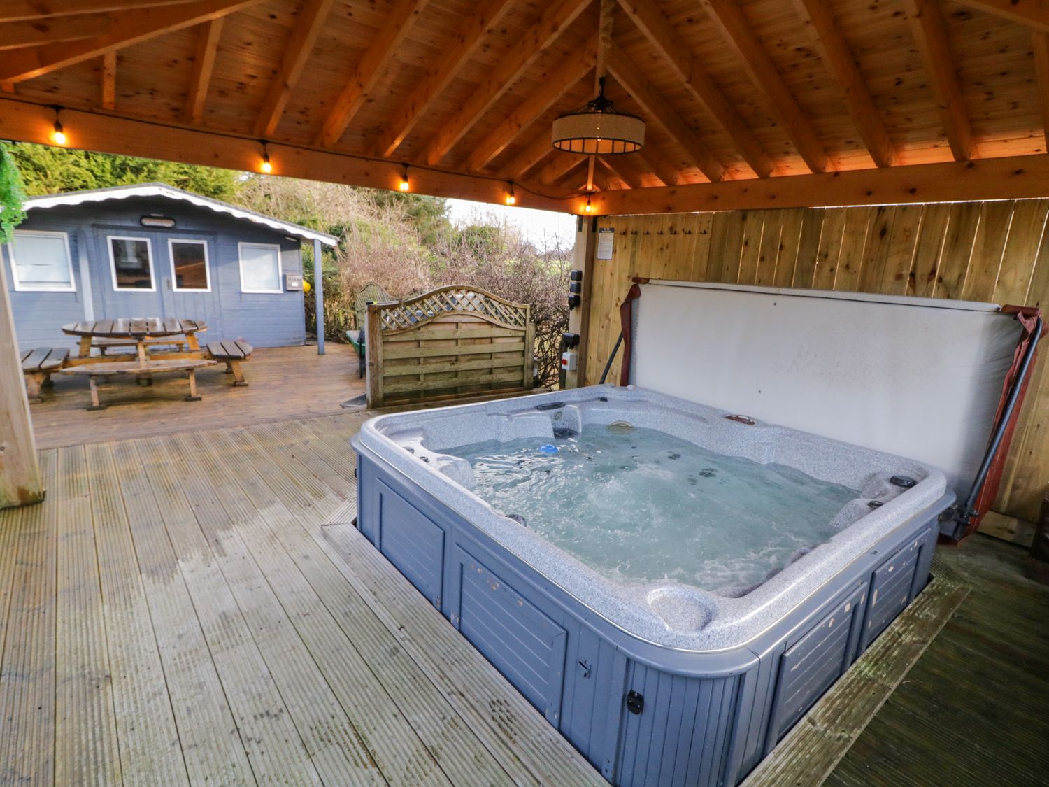 Woodside Guest House, Castlerock, County Londonderry. Family friendly. Hot tub. Open plan. Barbecue.