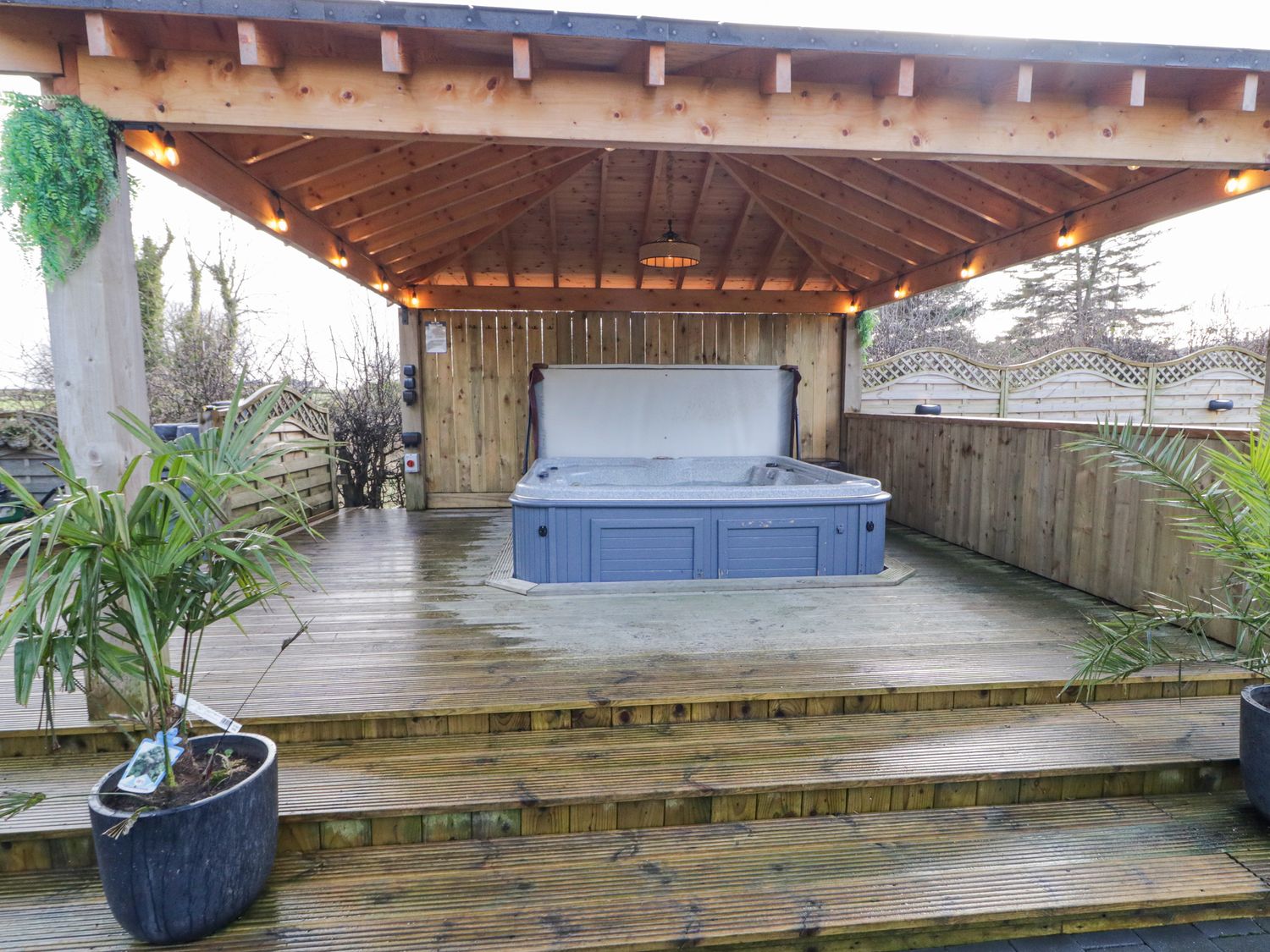 Woodside Guest House, Castlerock, County Londonderry. Family friendly. Hot tub. Open plan. Barbecue.