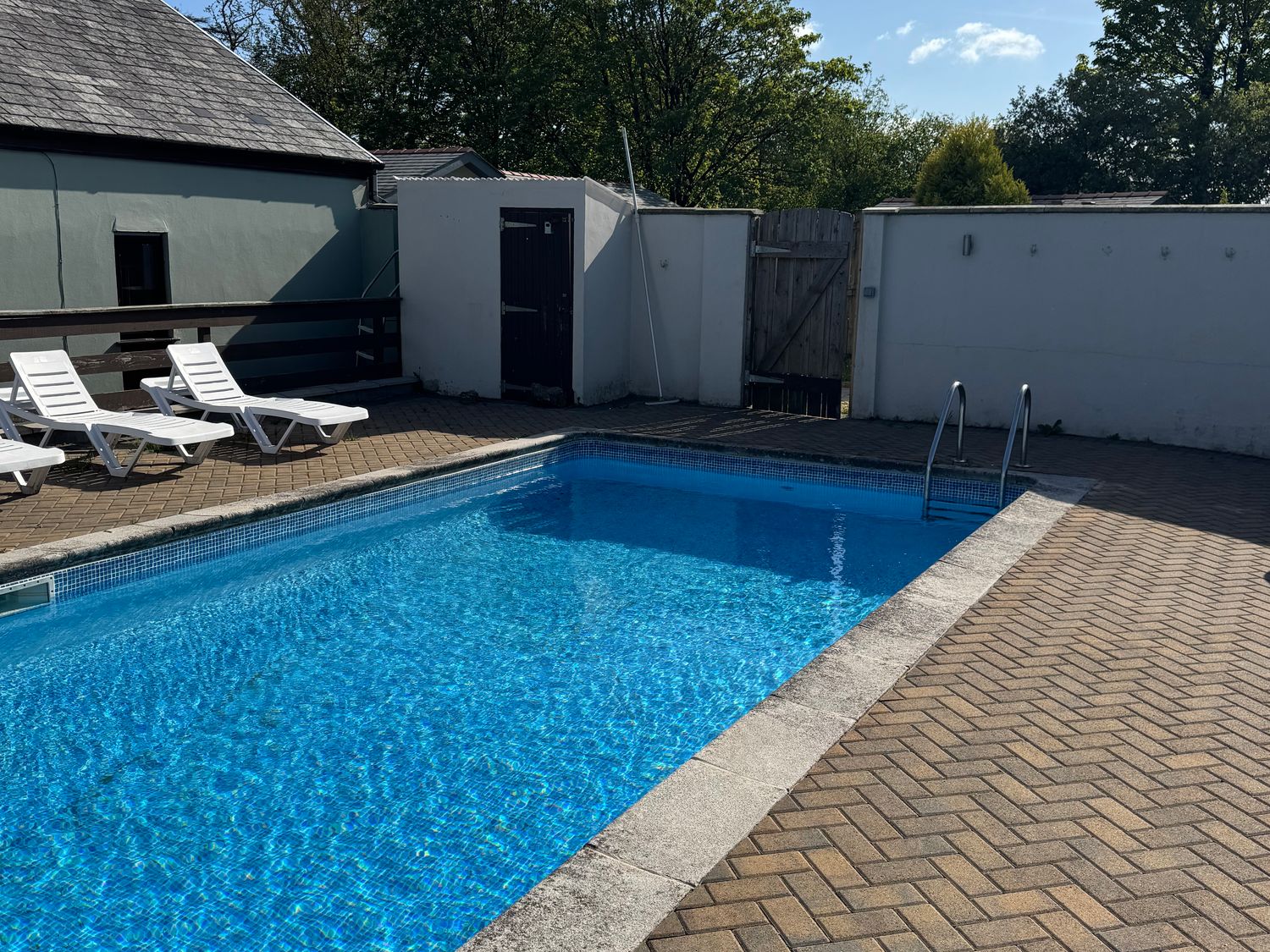 Tig Bhan, Llanteg, Pembrokeshire. Swimming pool. Woodburning stove. Family friendly. Enclosed garden