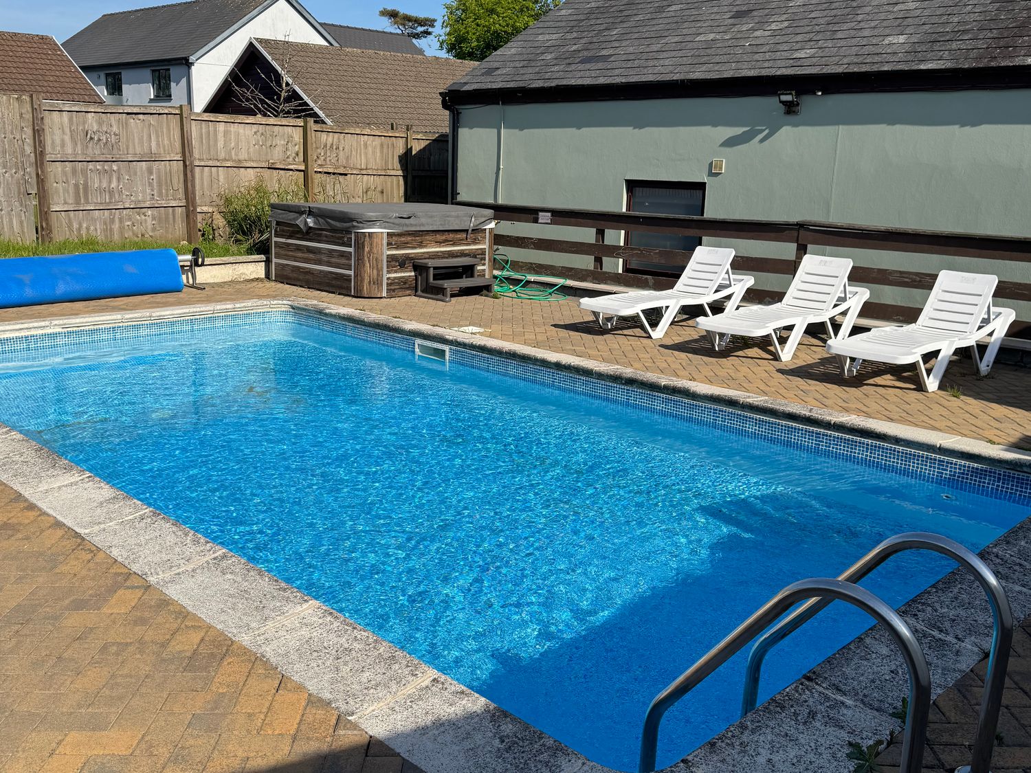 Cuddfan in Llanteg, Pembrokeshire. Hot tub. Near Pembrokeshire Coast National Park. Off-road parking