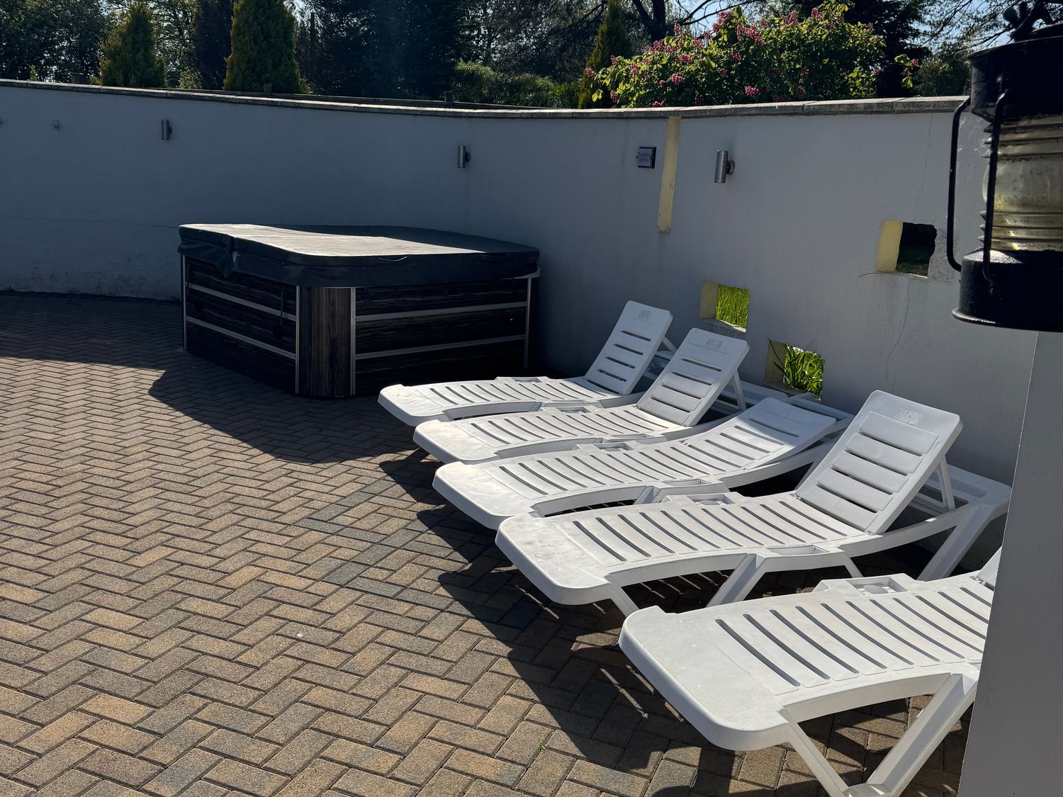 Cuddfan in Llanteg, Pembrokeshire. Hot tub. Near Pembrokeshire Coast National Park. Off-road parking