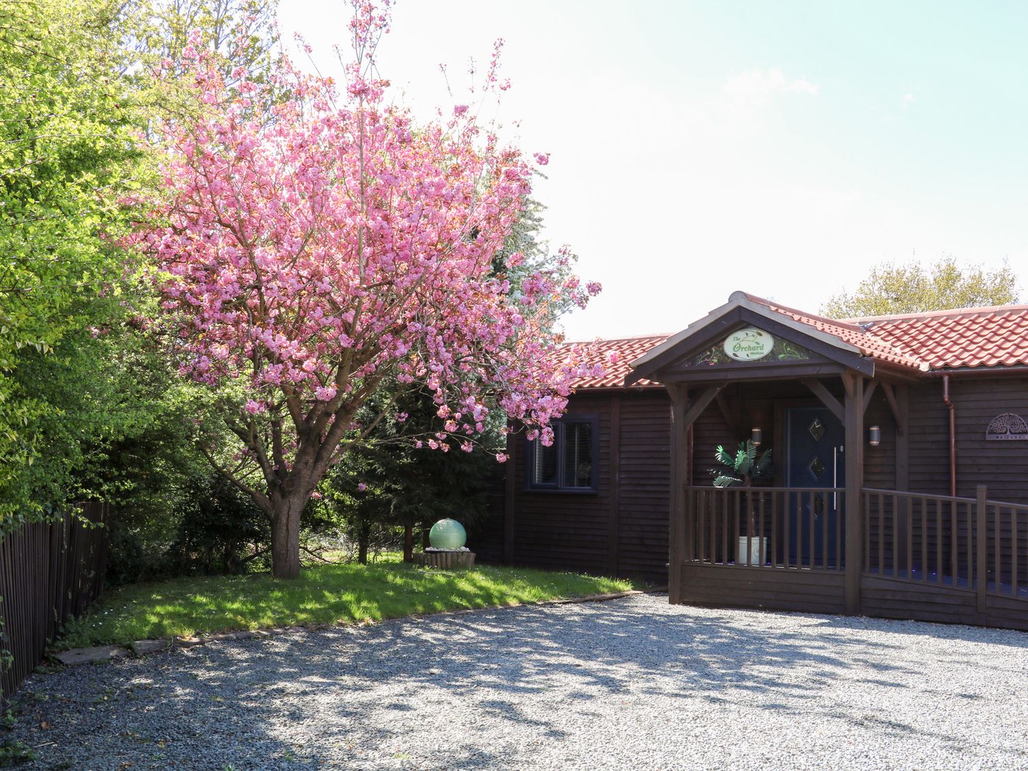 The Orchard, Kirton Lincolnshire. Hot tub. Enclosed garden. Pet-friendly. En-suite. Off-road parking