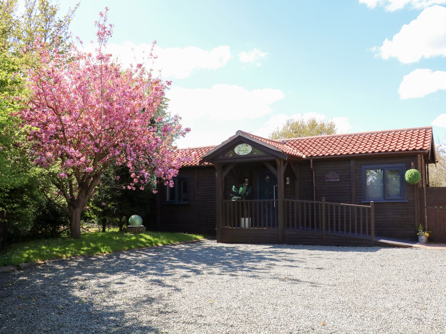 The Orchard, Kirton Lincolnshire. Hot tub. Enclosed garden. Pet-friendly. En-suite. Off-road parking