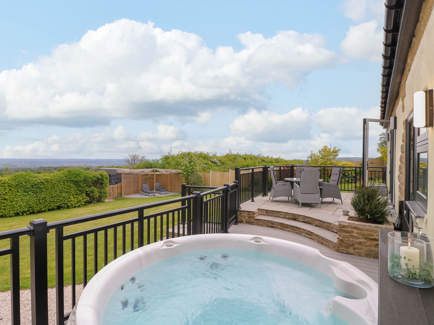 Highview Stables, Chesterfield, Derbyshire. Woodburning stove. Off-road parking. Smart TV. Open plan