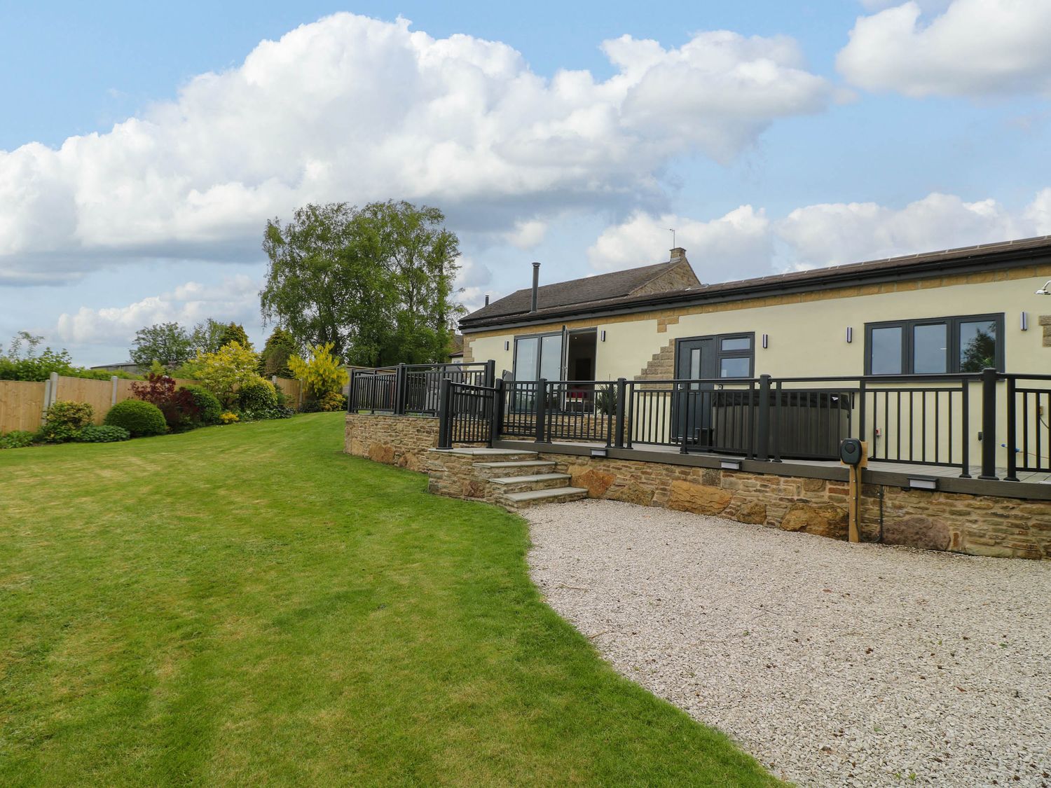 Highview Stables, Chesterfield, Derbyshire. Woodburning stove. Off-road parking. Smart TV. Open plan