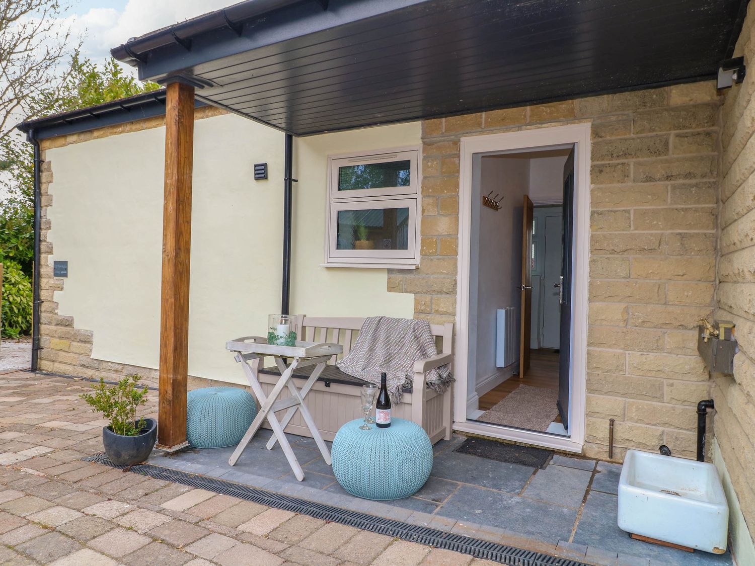 Highview Stables, Chesterfield, Derbyshire. Woodburning stove. Off-road parking. Smart TV. Open plan