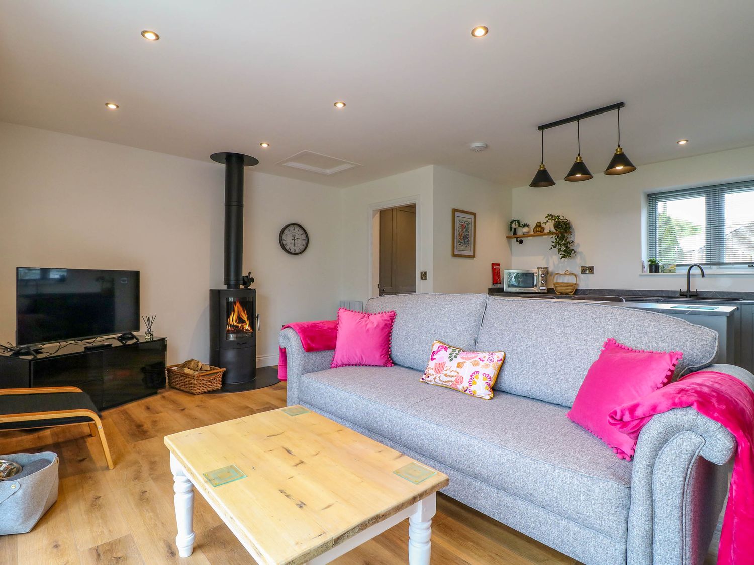 Highview Stables, Chesterfield, Derbyshire. Woodburning stove. Off-road parking. Smart TV. Open plan