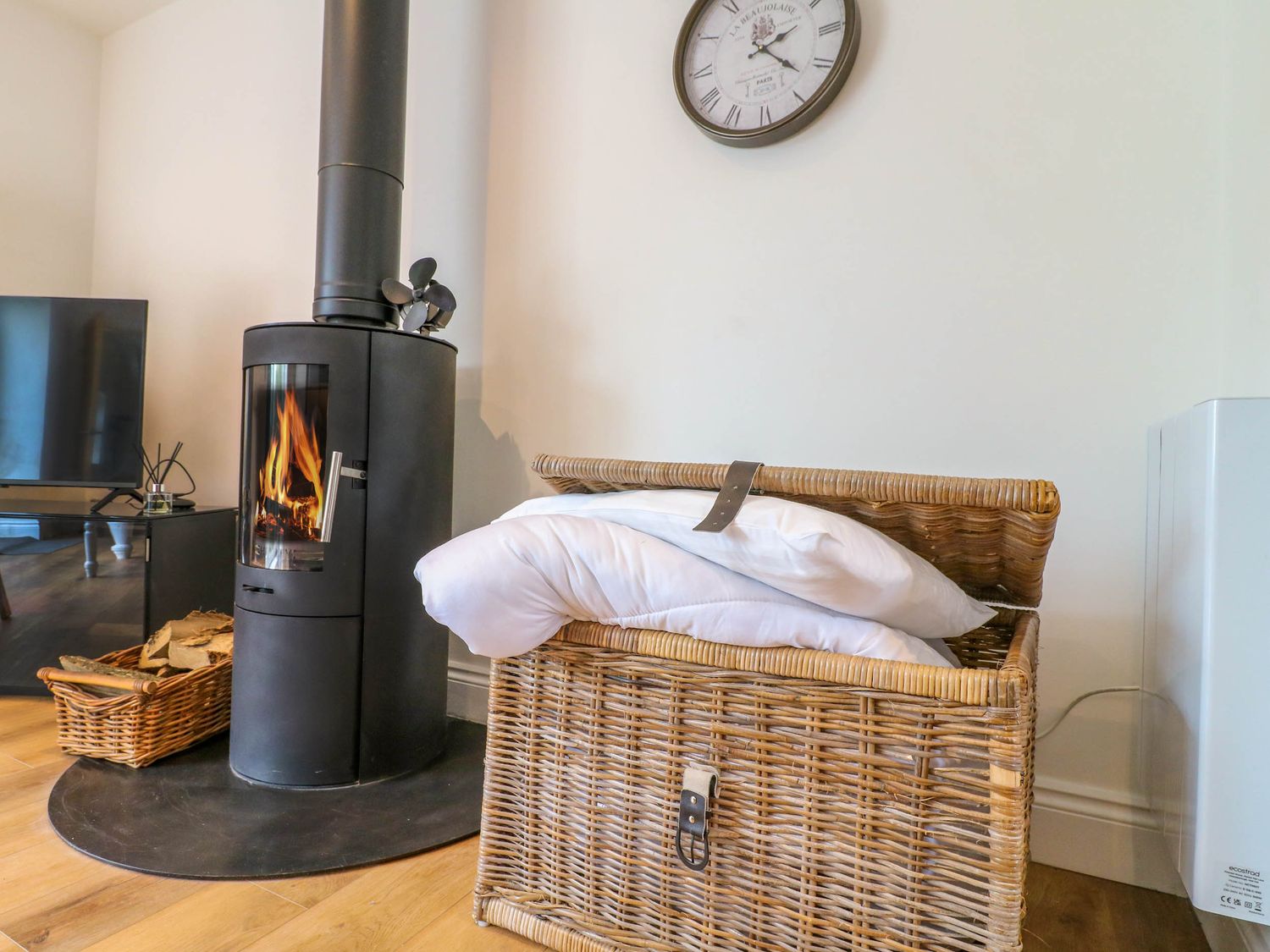 Highview Stables, Chesterfield, Derbyshire. Woodburning stove. Off-road parking. Smart TV. Open plan