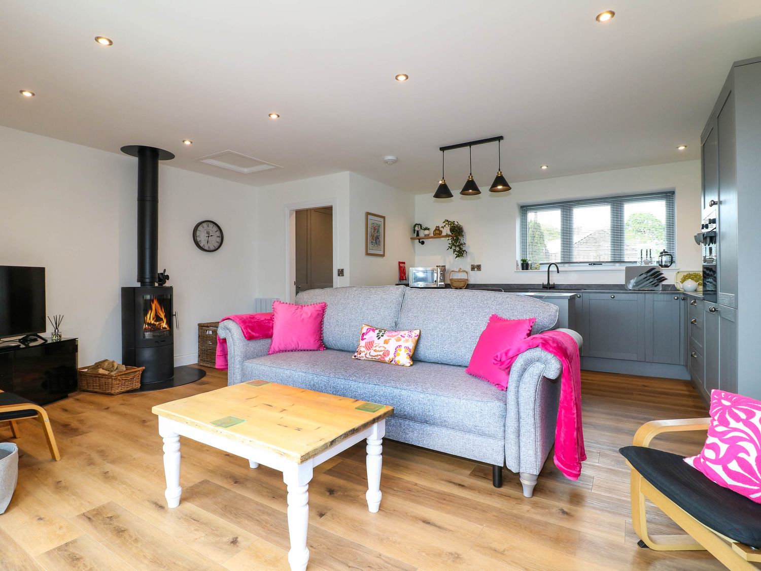 Highview Stables, Chesterfield, Derbyshire. Woodburning stove. Off-road parking. Smart TV. Open plan