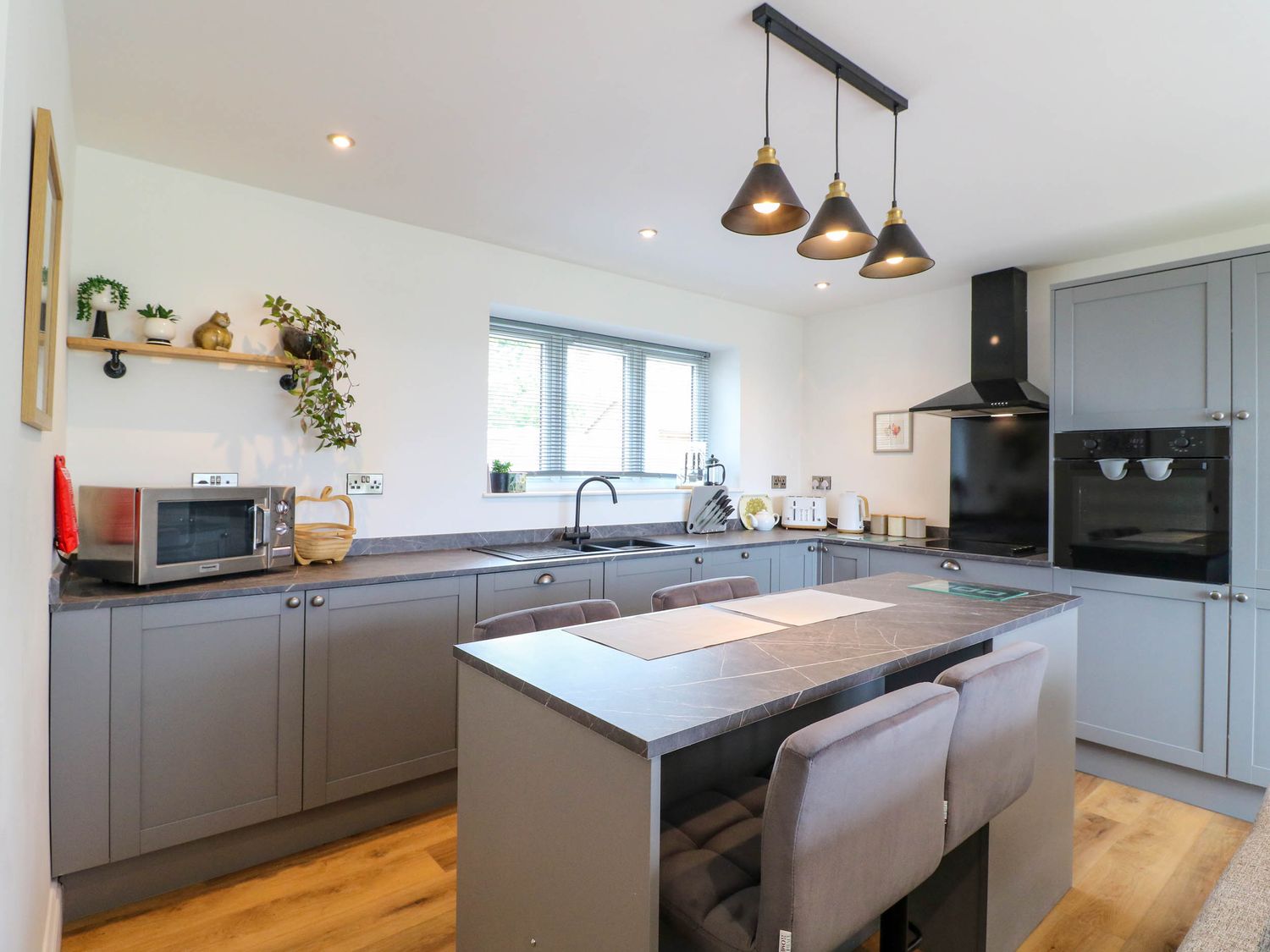 Highview Stables, Chesterfield, Derbyshire. Woodburning stove. Off-road parking. Smart TV. Open plan