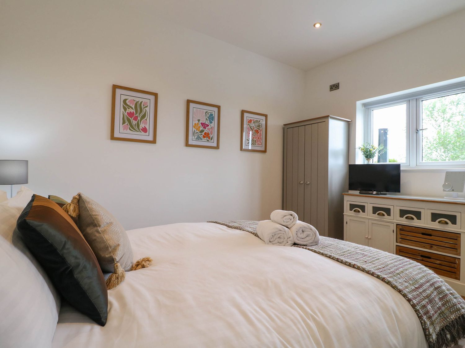 Highview Stables, Chesterfield, Derbyshire. Woodburning stove. Off-road parking. Smart TV. Open plan