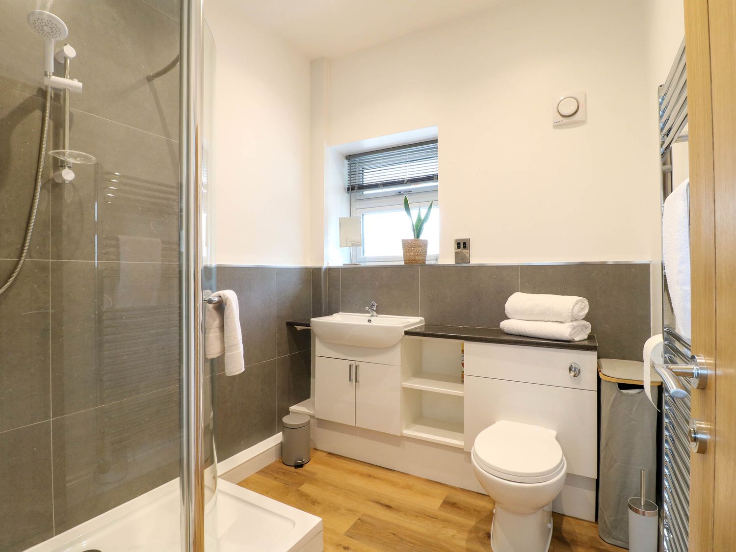 Highview Stables, Chesterfield, Derbyshire. Woodburning stove. Off-road parking. Smart TV. Open plan