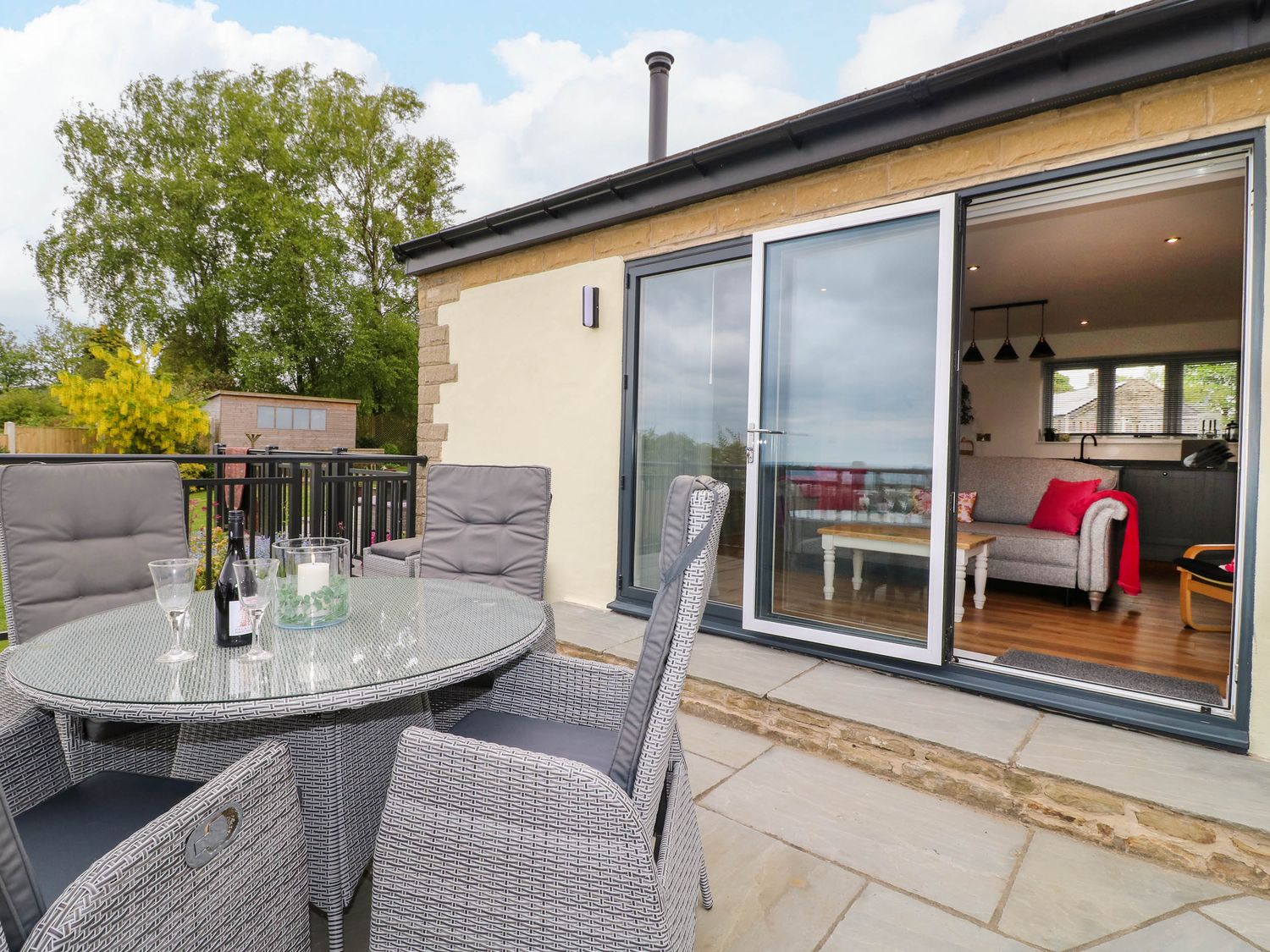 Highview Stables, Chesterfield, Derbyshire. Woodburning stove. Off-road parking. Smart TV. Open plan