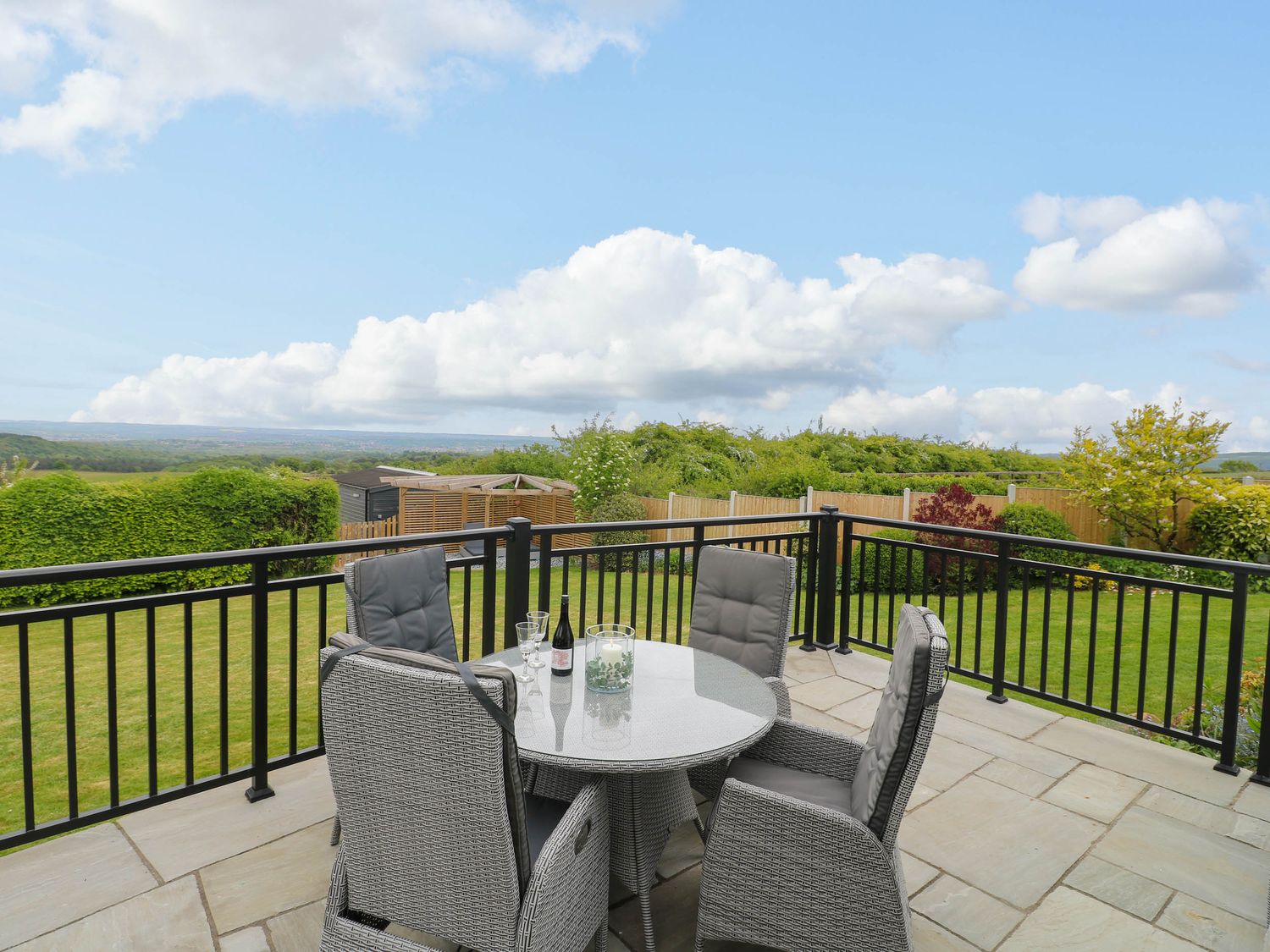 Highview Stables, Chesterfield, Derbyshire. Woodburning stove. Off-road parking. Smart TV. Open plan