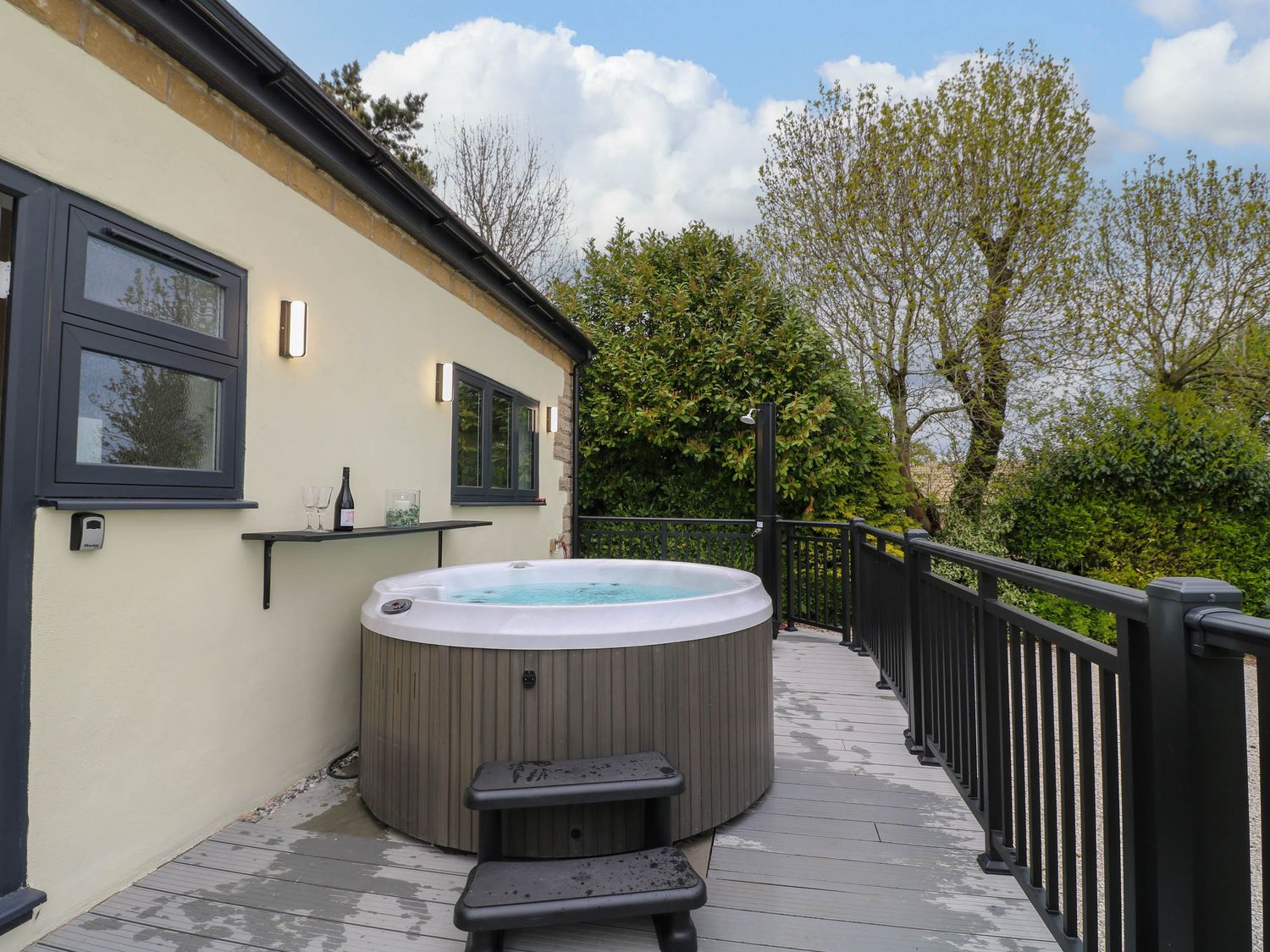 Highview Stables, Chesterfield, Derbyshire. Woodburning stove. Off-road parking. Smart TV. Open plan