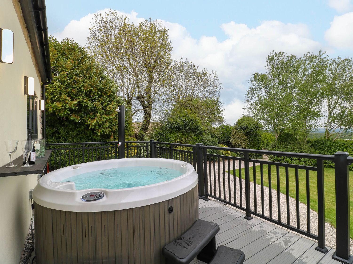 Highview Stables, Chesterfield, Derbyshire. Woodburning stove. Off-road parking. Smart TV. Open plan