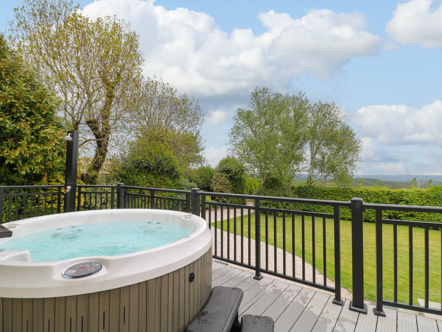 Highview Stables, Chesterfield, Derbyshire. Woodburning stove. Off-road parking. Smart TV. Open plan