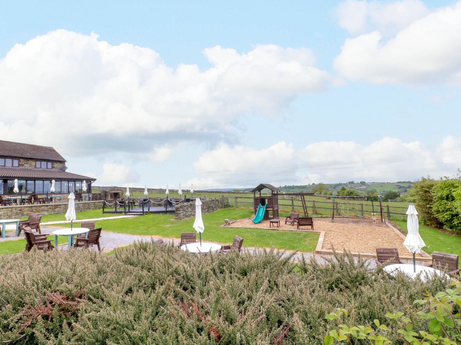 Highview Stables, Chesterfield, Derbyshire. Woodburning stove. Off-road parking. Smart TV. Open plan