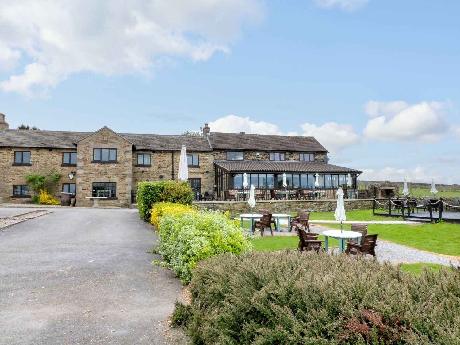 Highview Stables, Chesterfield, Derbyshire. Woodburning stove. Off-road parking. Smart TV. Open plan