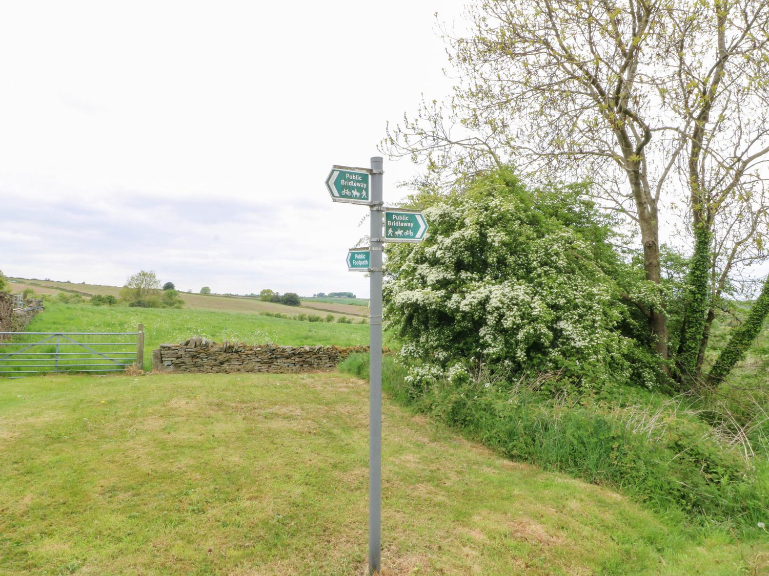 Highview Stables, Chesterfield, Derbyshire. Woodburning stove. Off-road parking. Smart TV. Open plan