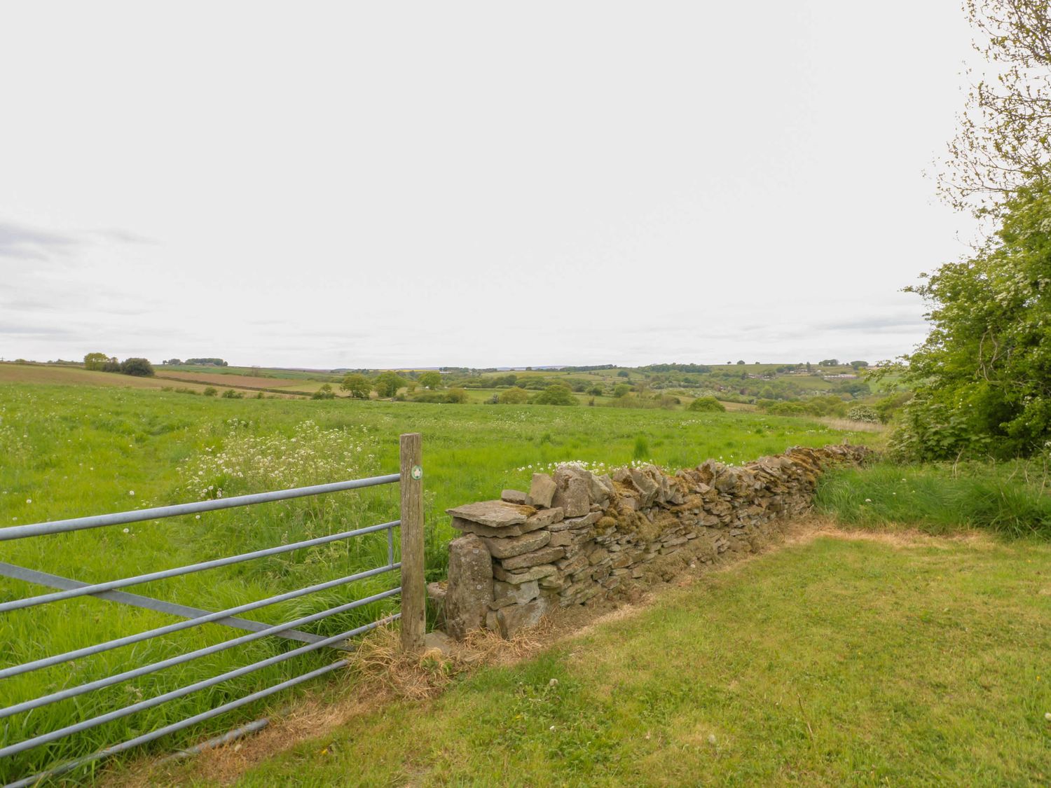 Highview Stables, Chesterfield, Derbyshire. Woodburning stove. Off-road parking. Smart TV. Open plan