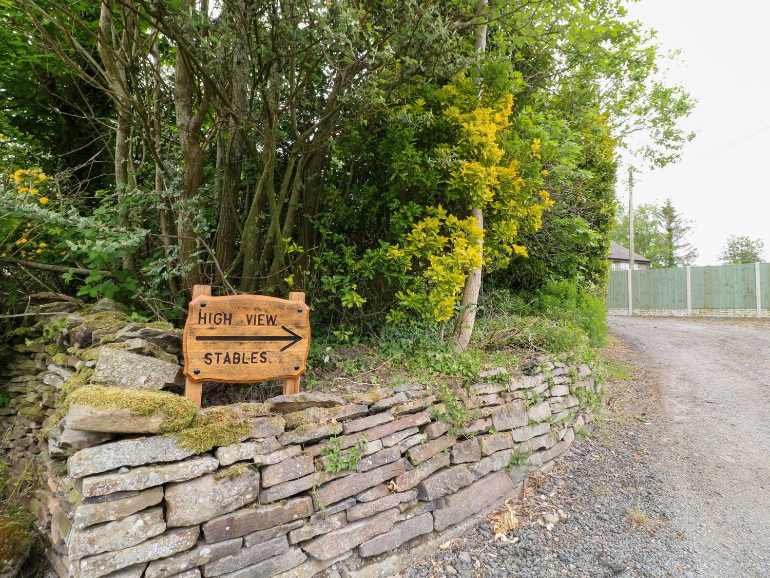 Highview Stables, Chesterfield, Derbyshire. Woodburning stove. Off-road parking. Smart TV. Open plan