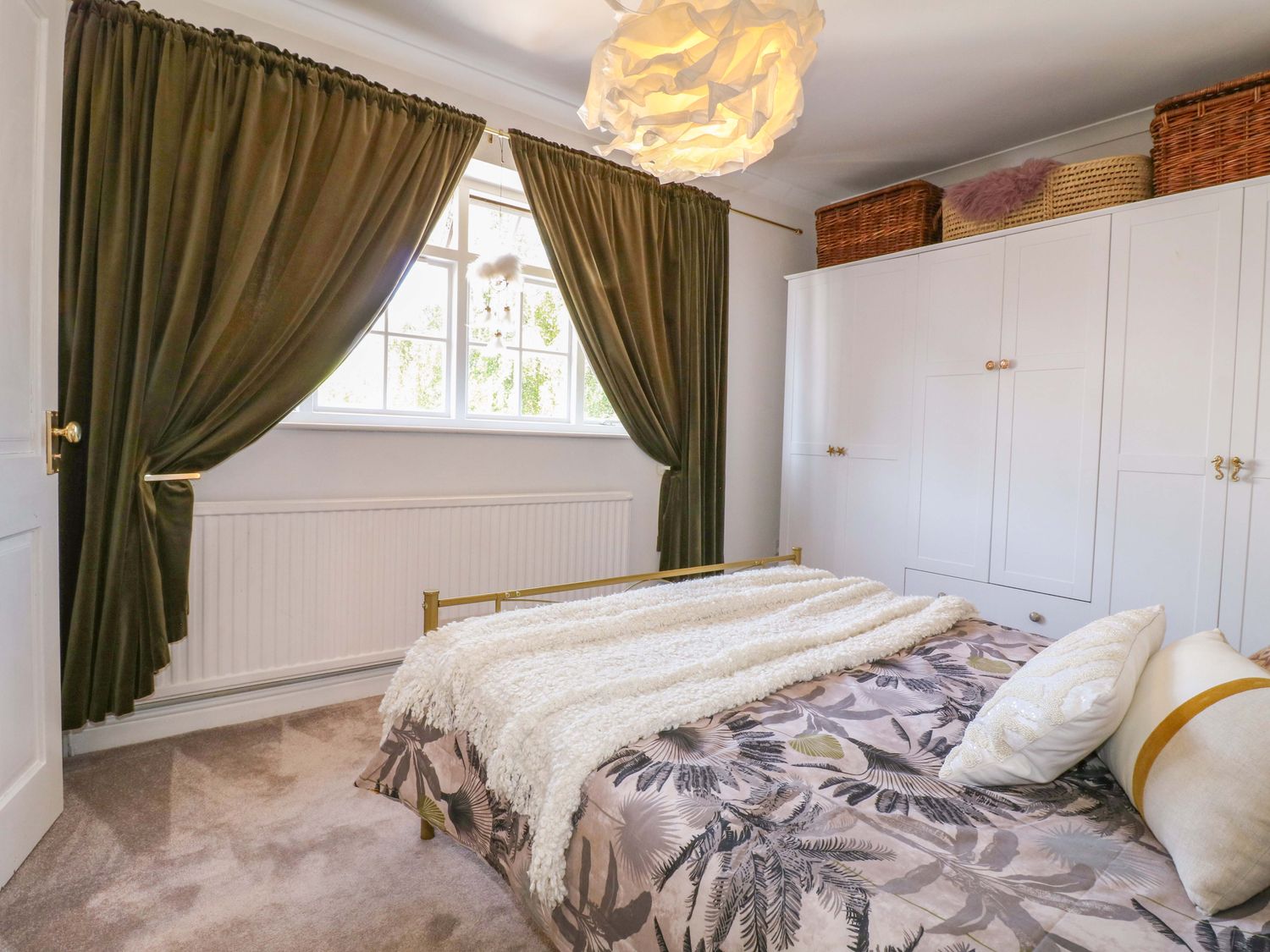 83 Meeting Street, Quorn, Leicestershire. Hot tub. Family friendly. Near pubs. Near shops. Smart TV.