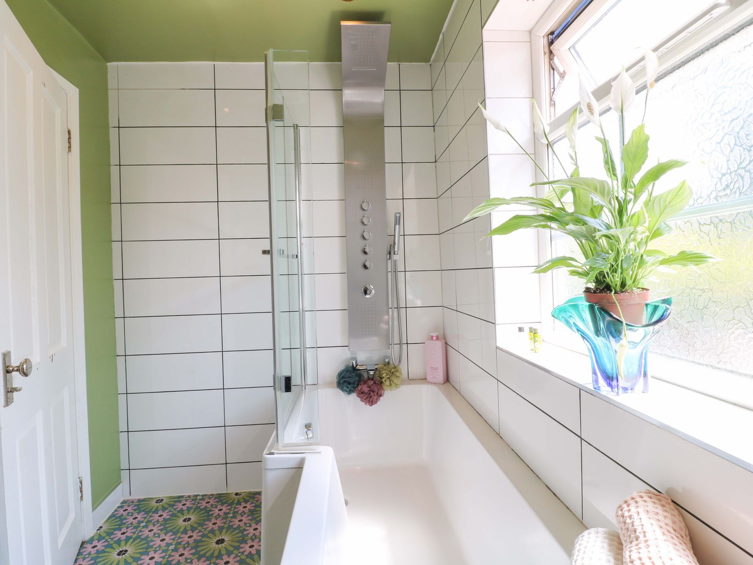 83 Meeting Street, Quorn, Leicestershire. Hot tub. Family friendly. Near pubs. Near shops. Smart TV.