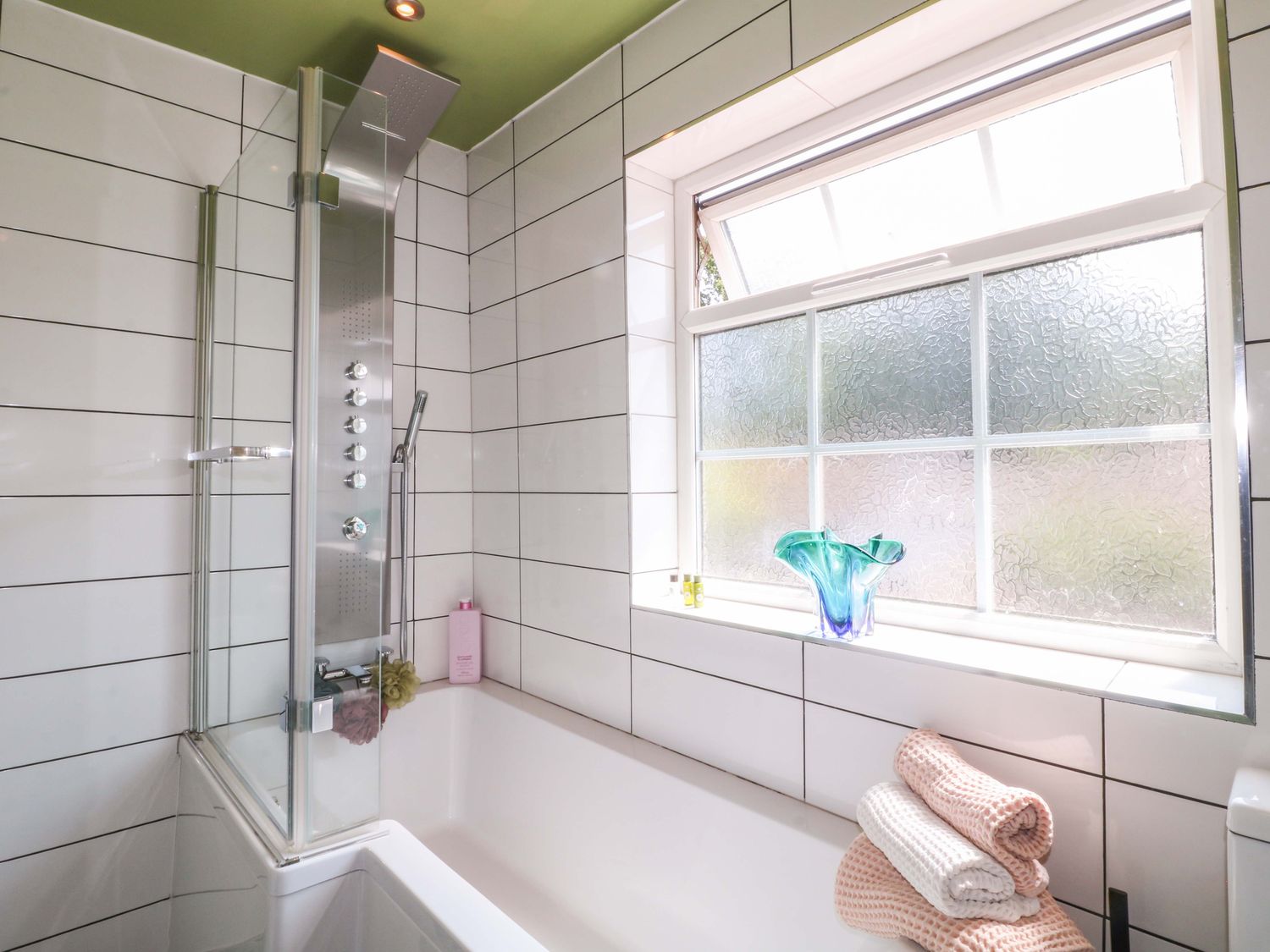 83 Meeting Street, Quorn, Leicestershire. Hot tub. Family friendly. Near pubs. Near shops. Smart TV.