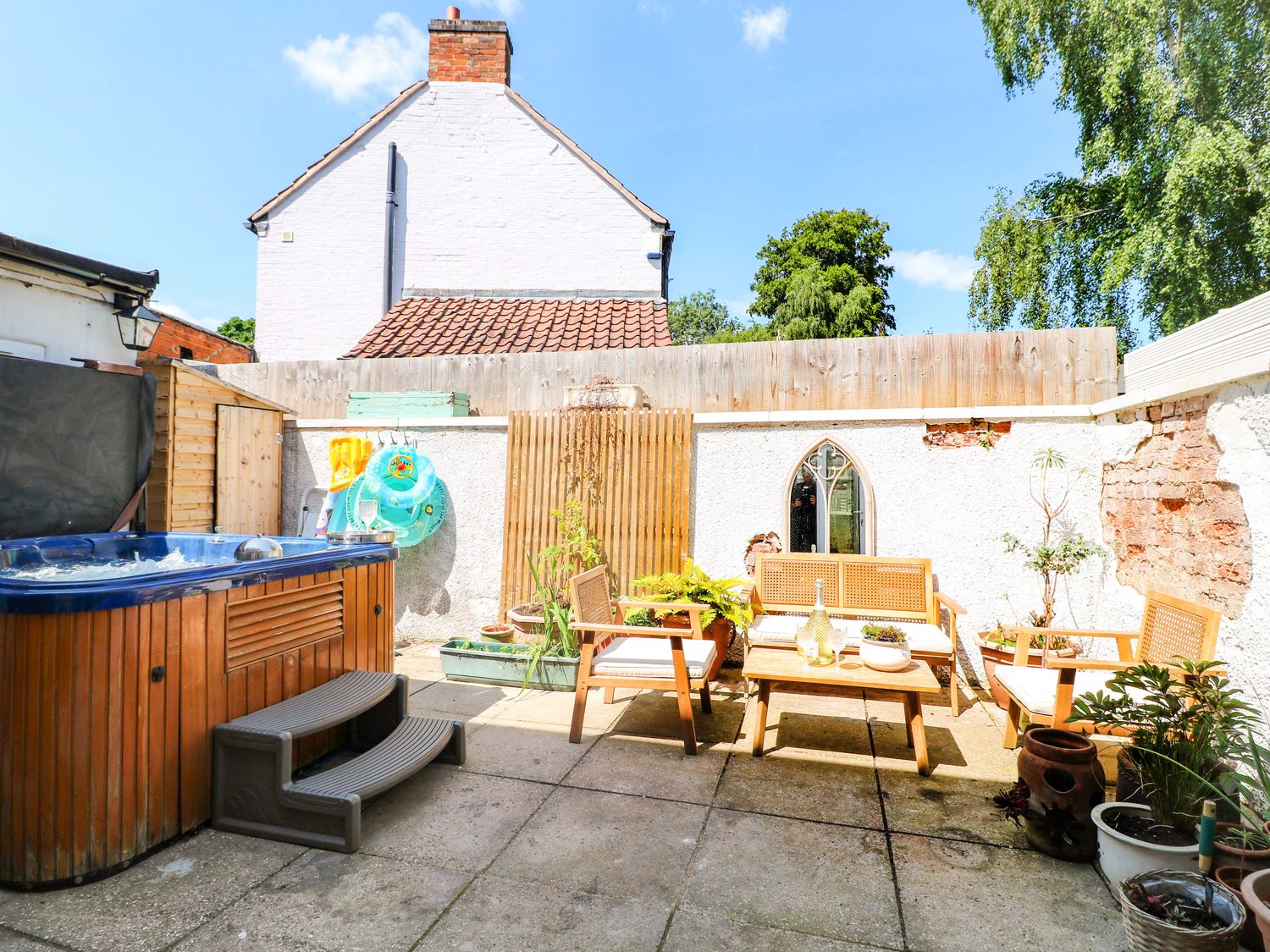 83 Meeting Street, Quorn, Leicestershire. Hot tub. Family friendly. Near pubs. Near shops. Smart TV.