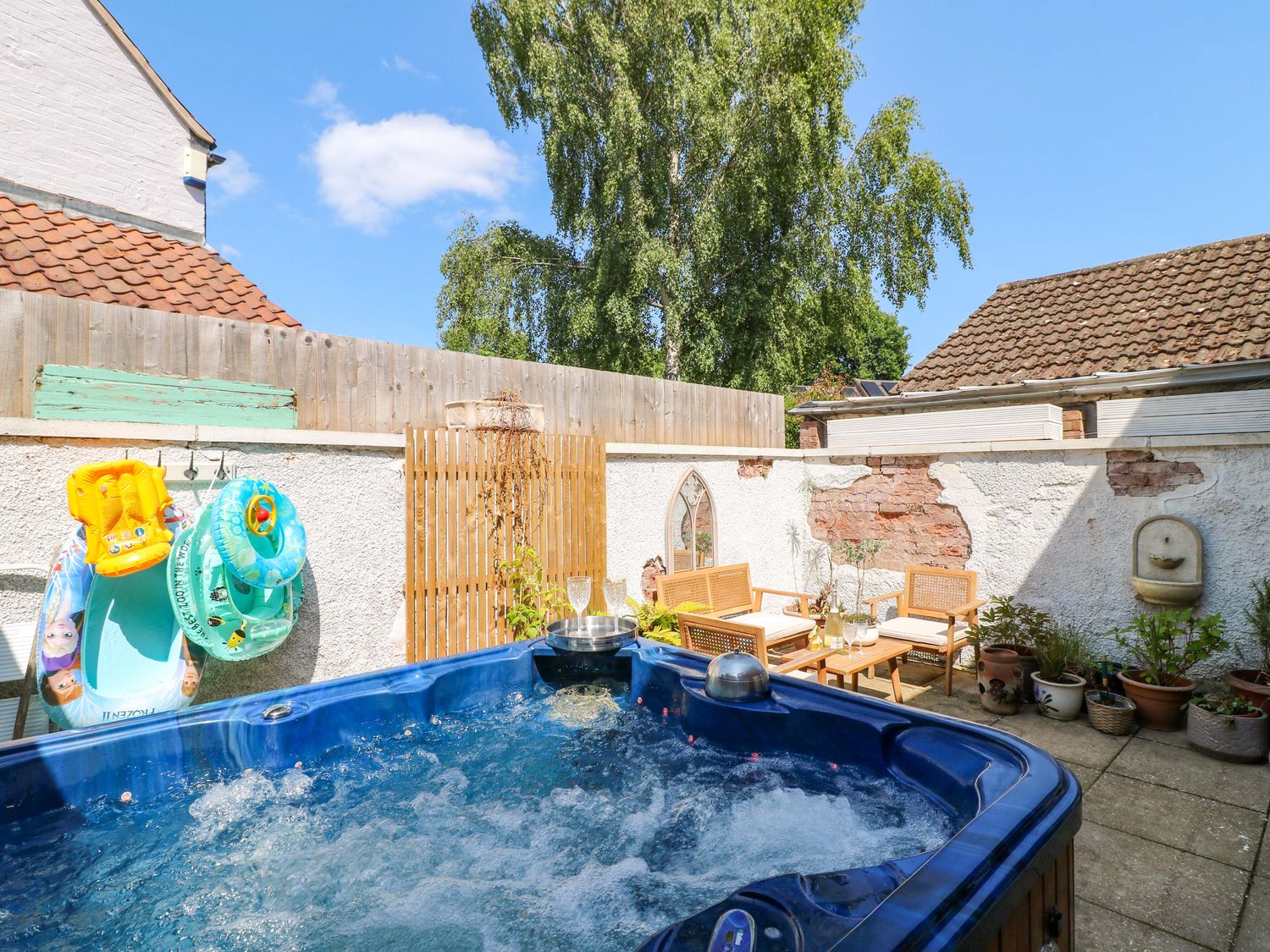 83 Meeting Street, Quorn, Leicestershire. Hot tub. Family friendly. Near pubs. Near shops. Smart TV.