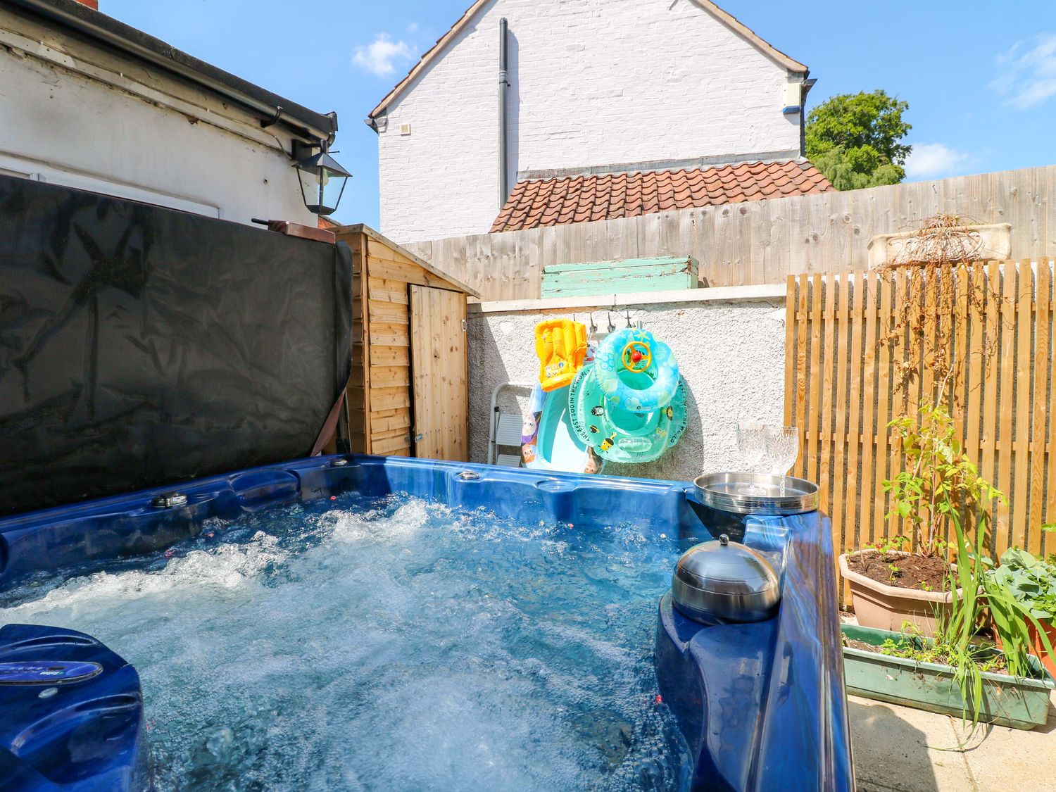 83 Meeting Street, Quorn, Leicestershire. Hot tub. Family friendly. Near pubs. Near shops. Smart TV.