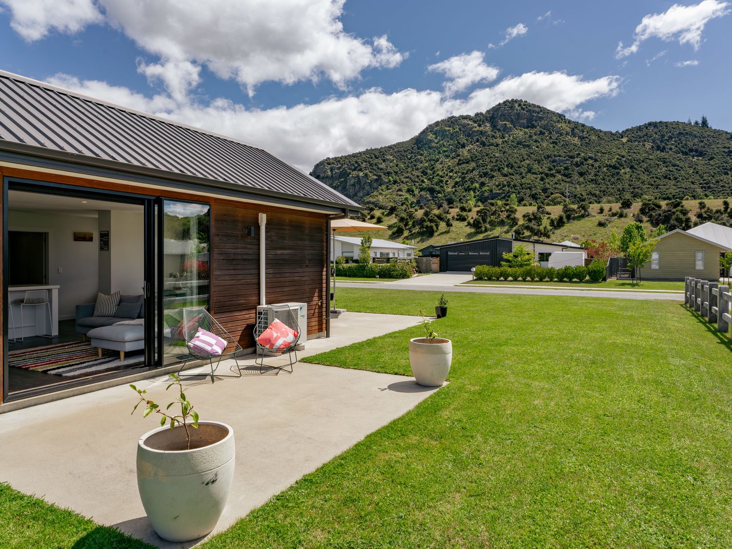 The Alpine Patch - Wanaka Holiday Home                     photo 2