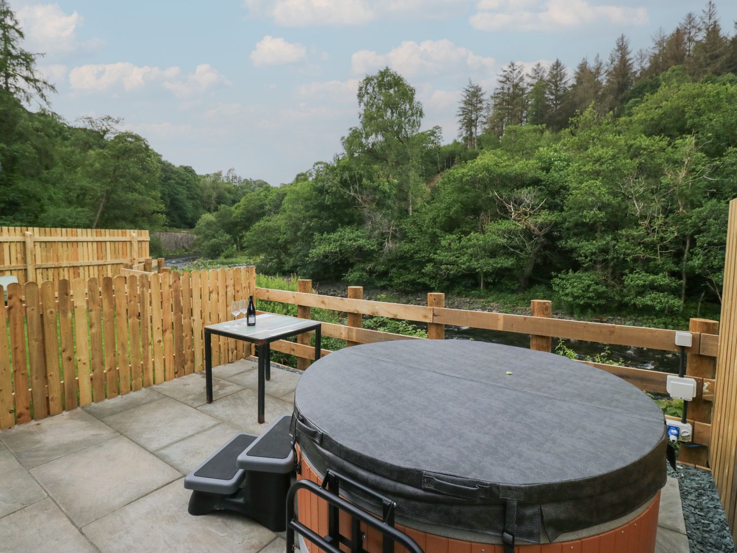 Woof Luxury Family Pod, Keswick