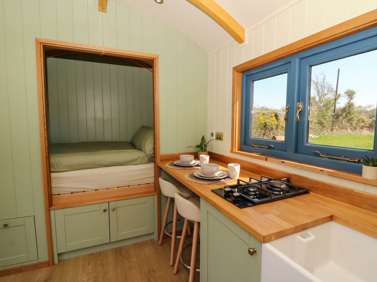 Fir Tree Shepherd's Hut, Llanon