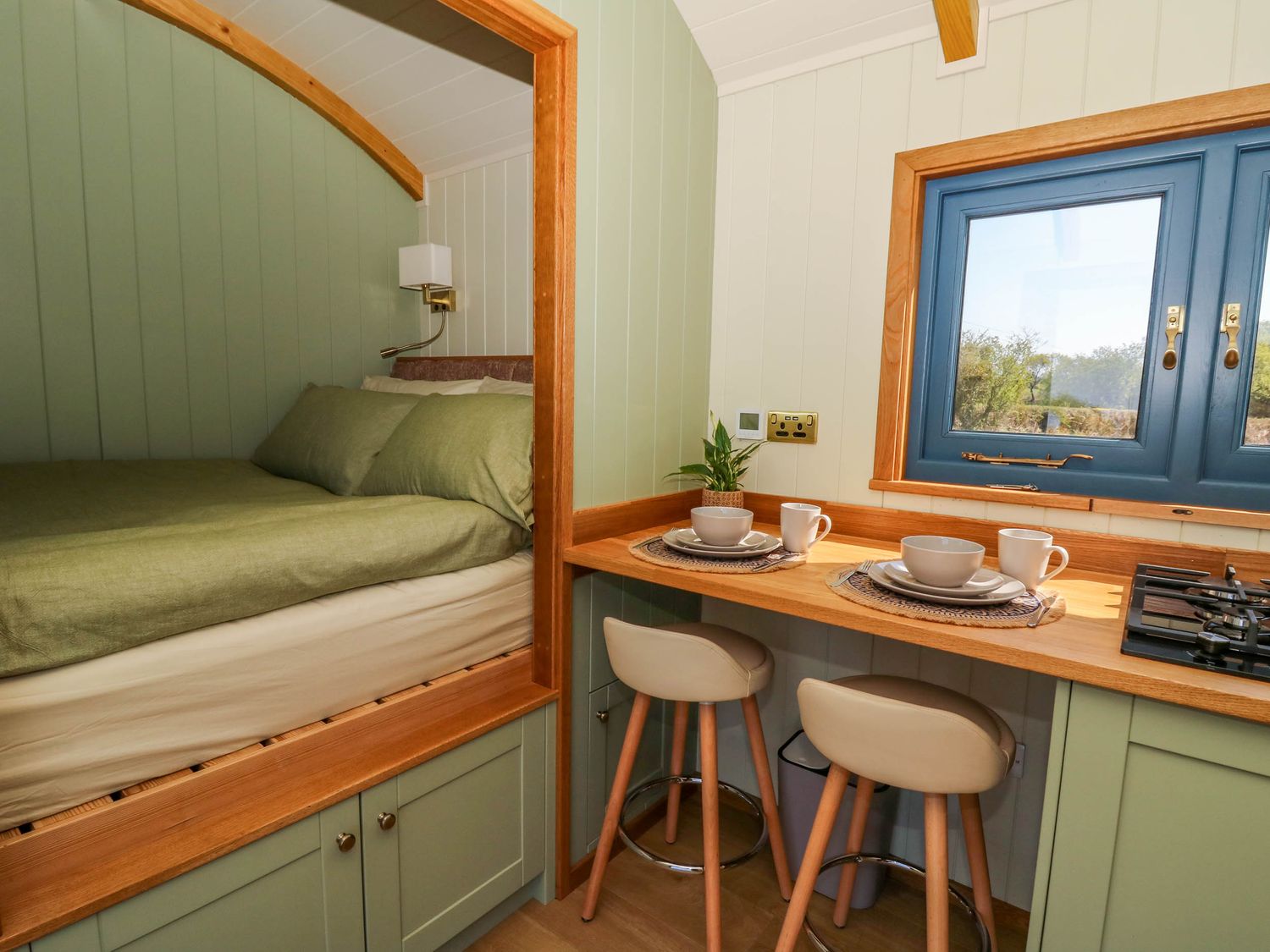 Fir Tree Shepherd's Hut, Llanon