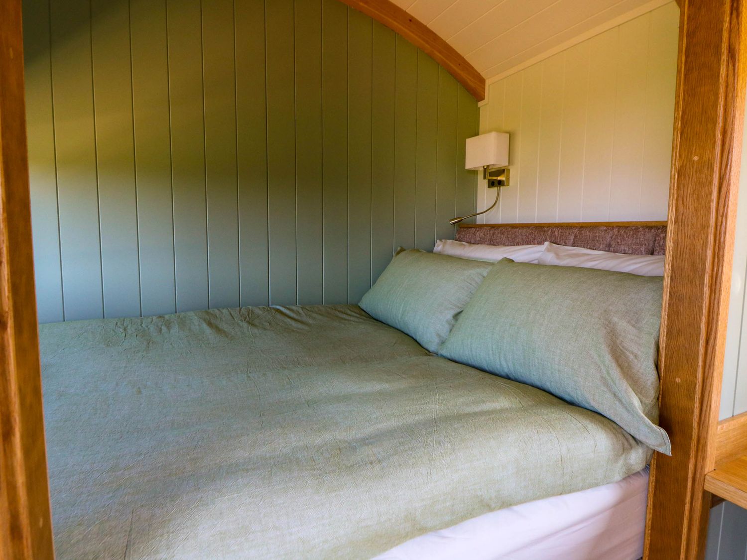 Fir Tree Shepherd's Hut, Llanon