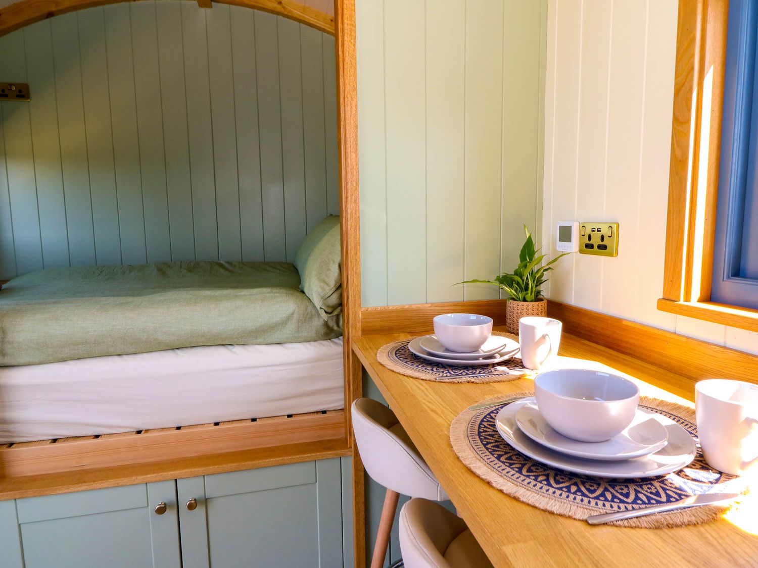 Fir Tree Shepherd's Hut, Llanon