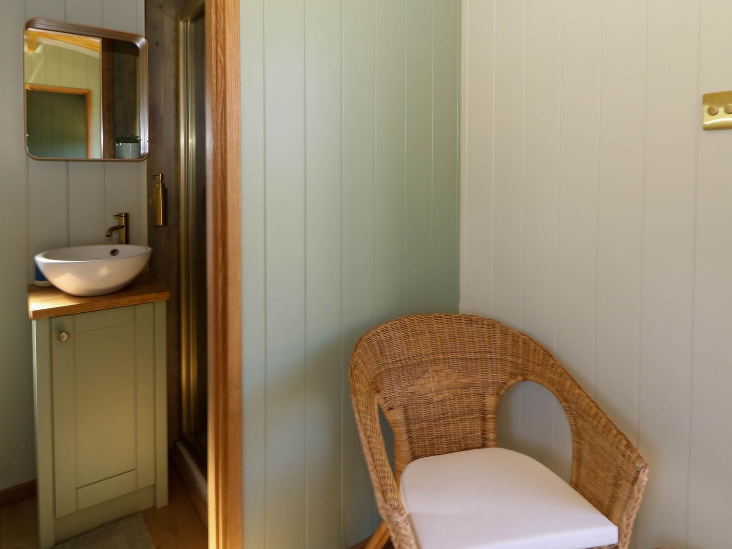 Fir Tree Shepherd's Hut, Llanon