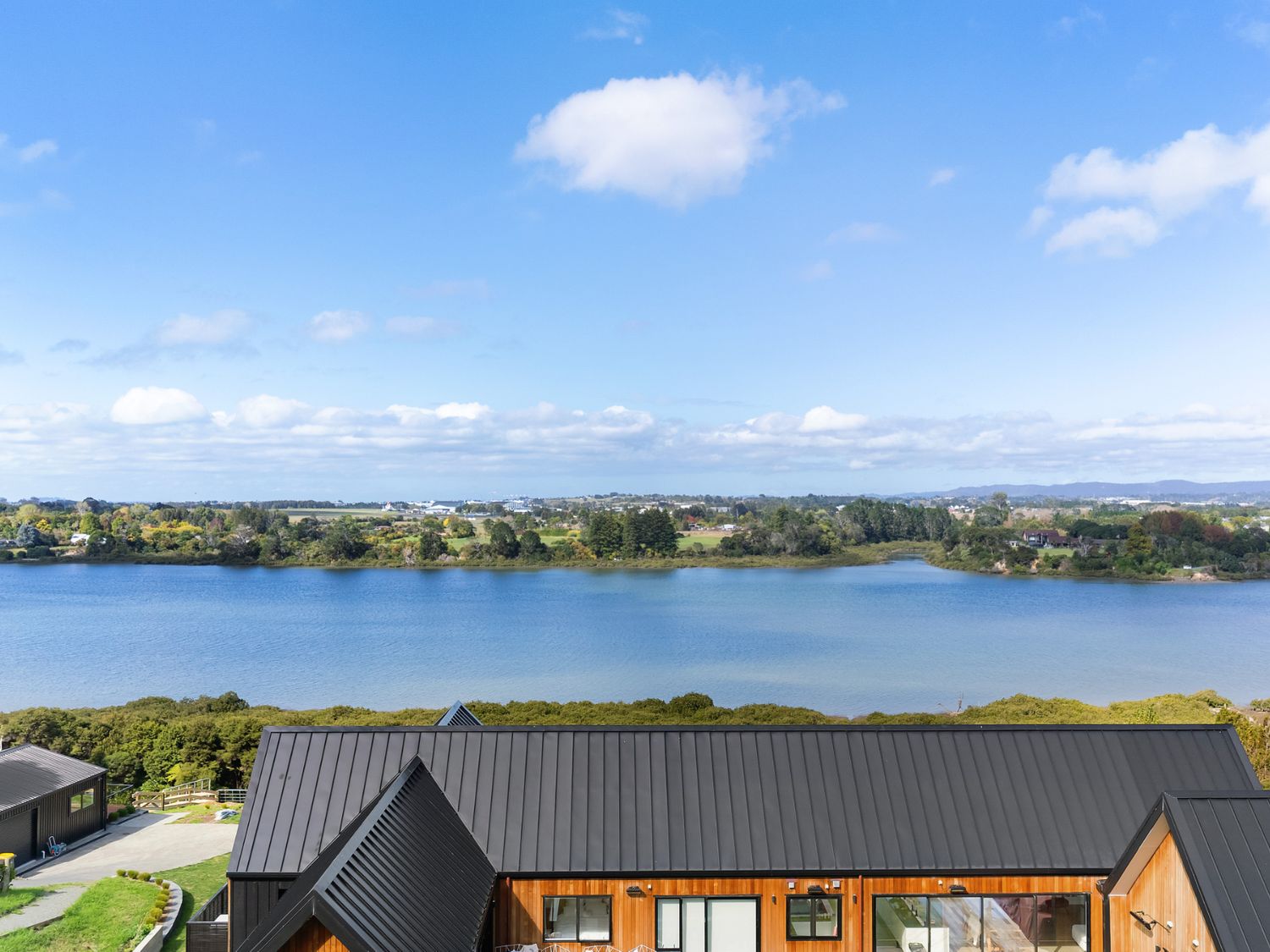 Estuary Views - Riverhead Holiday House                     photo 2