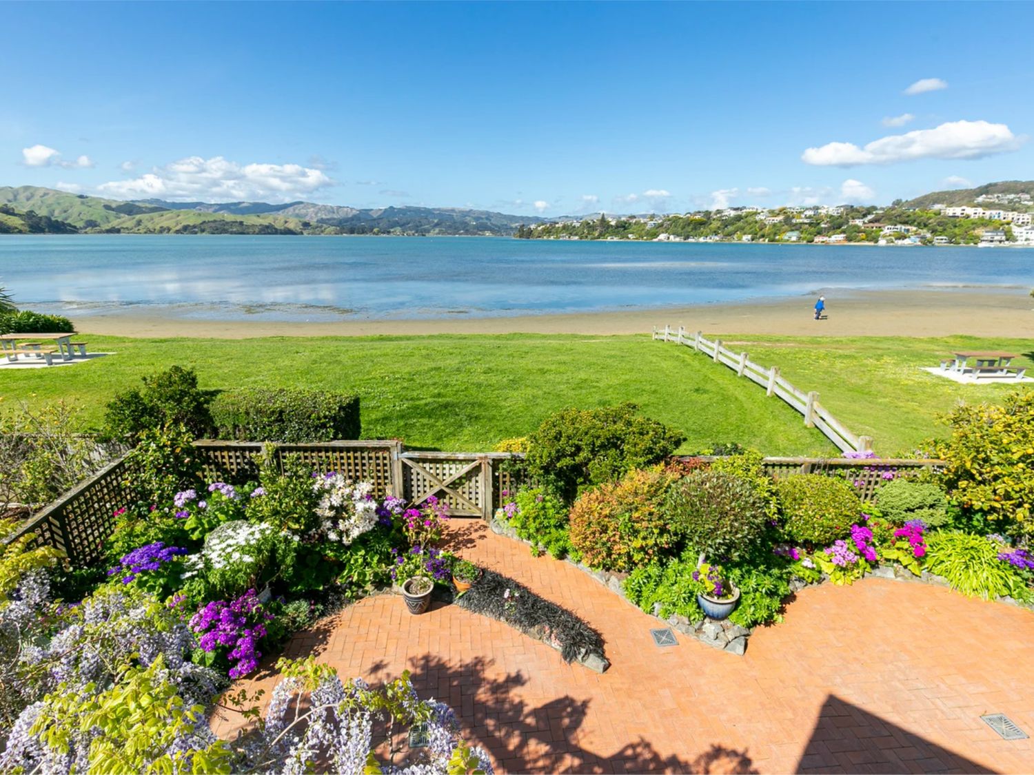 Mana Magic - Porirua Waterfront Holiday Home -  - 1175639 - photo 1