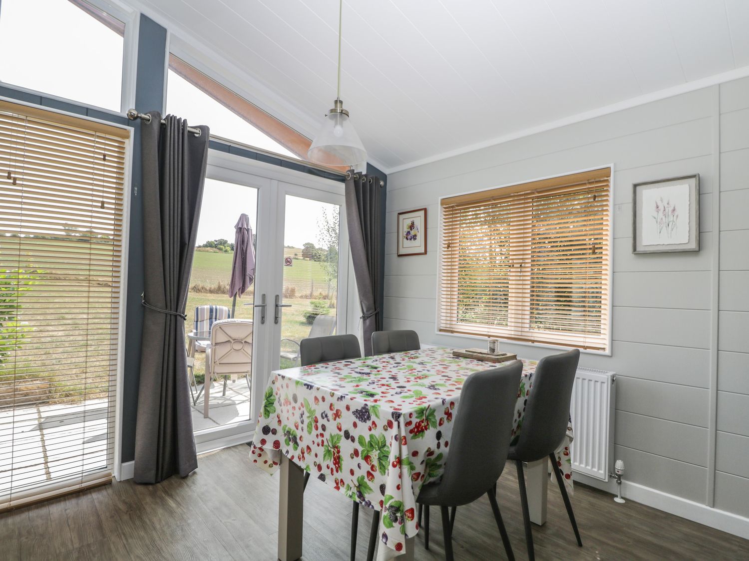 Whitey Top Country Lodge, Sixpenny Handley