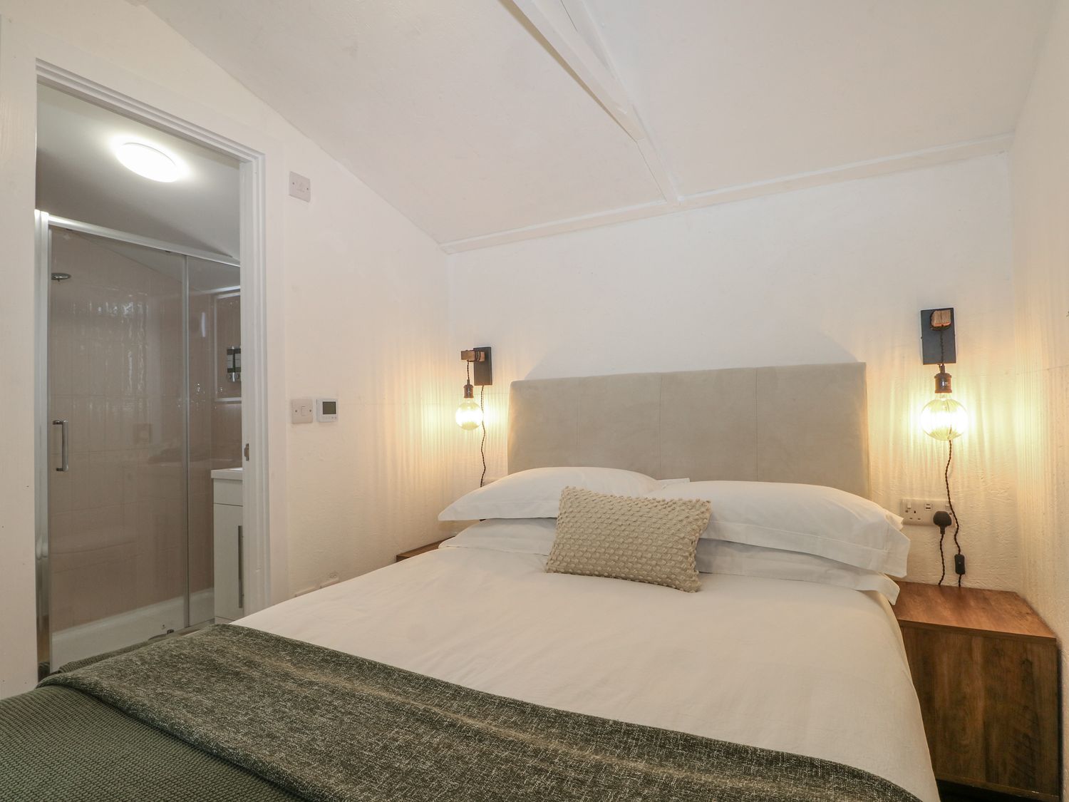 Charltons Hollow Cabin, Bolney