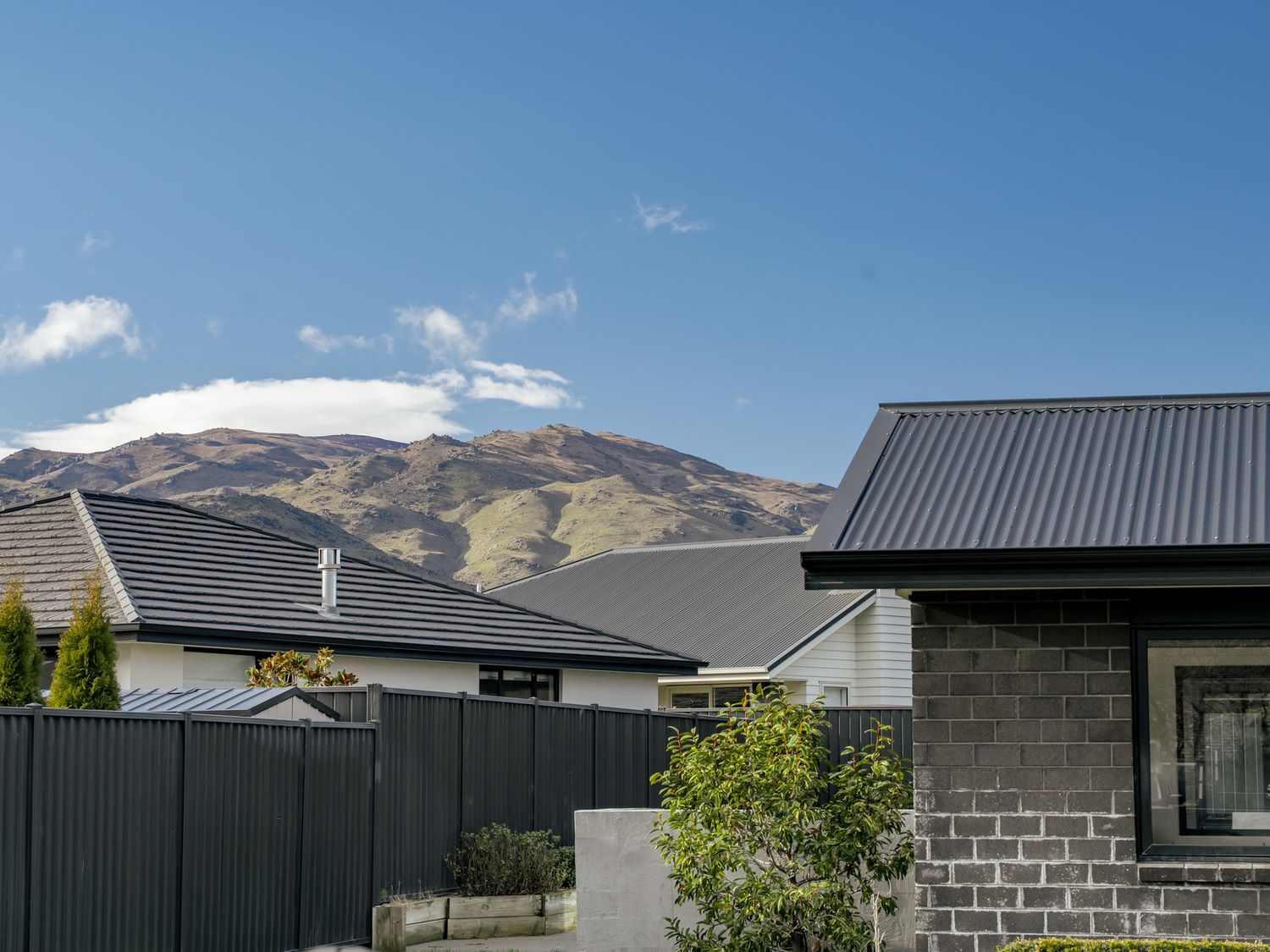 A view of houses and mountains at Sunrise Hideaway - Cromwell