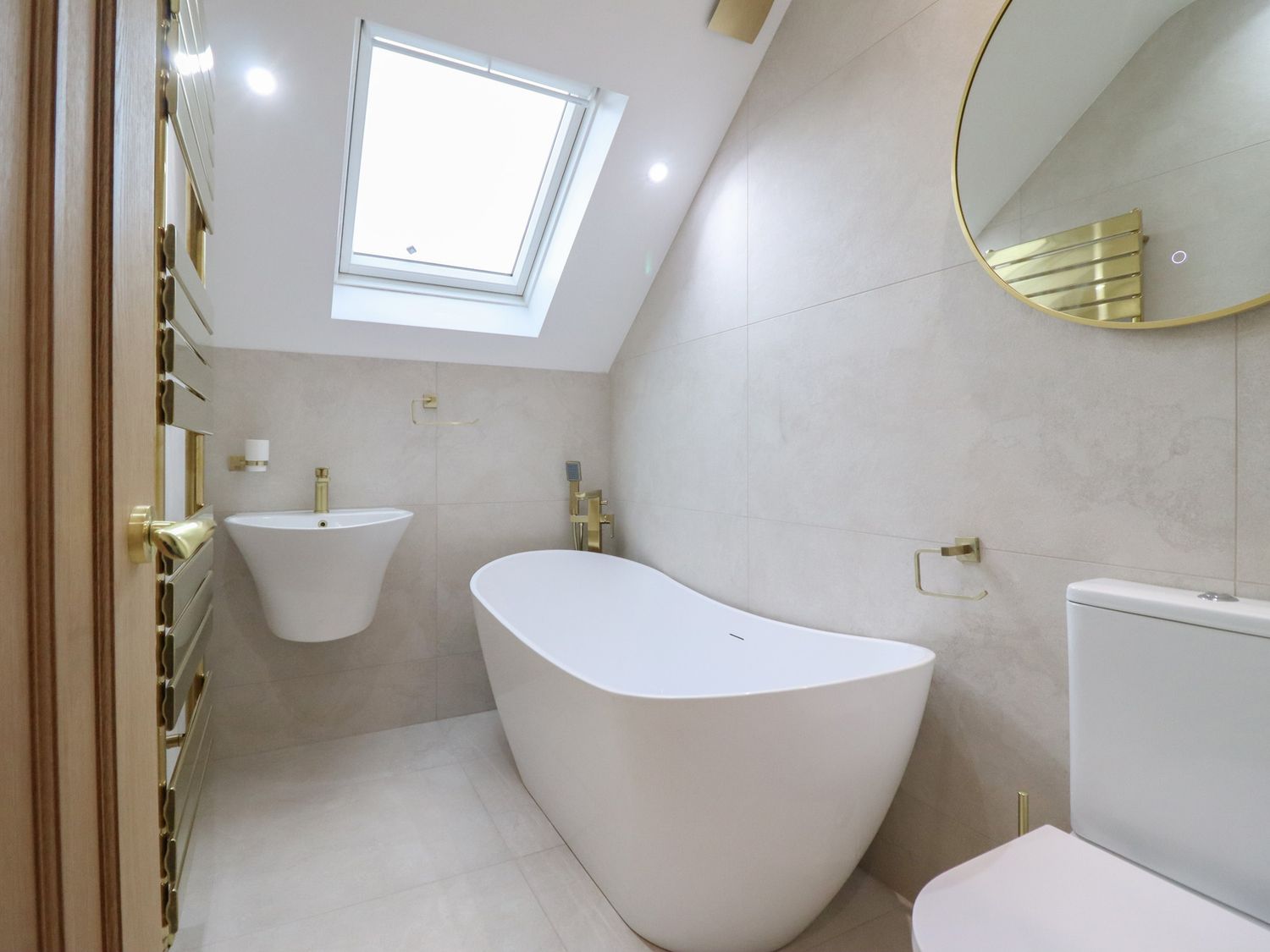 Pistyll Ddu, Llanfairpwllgwyngyll