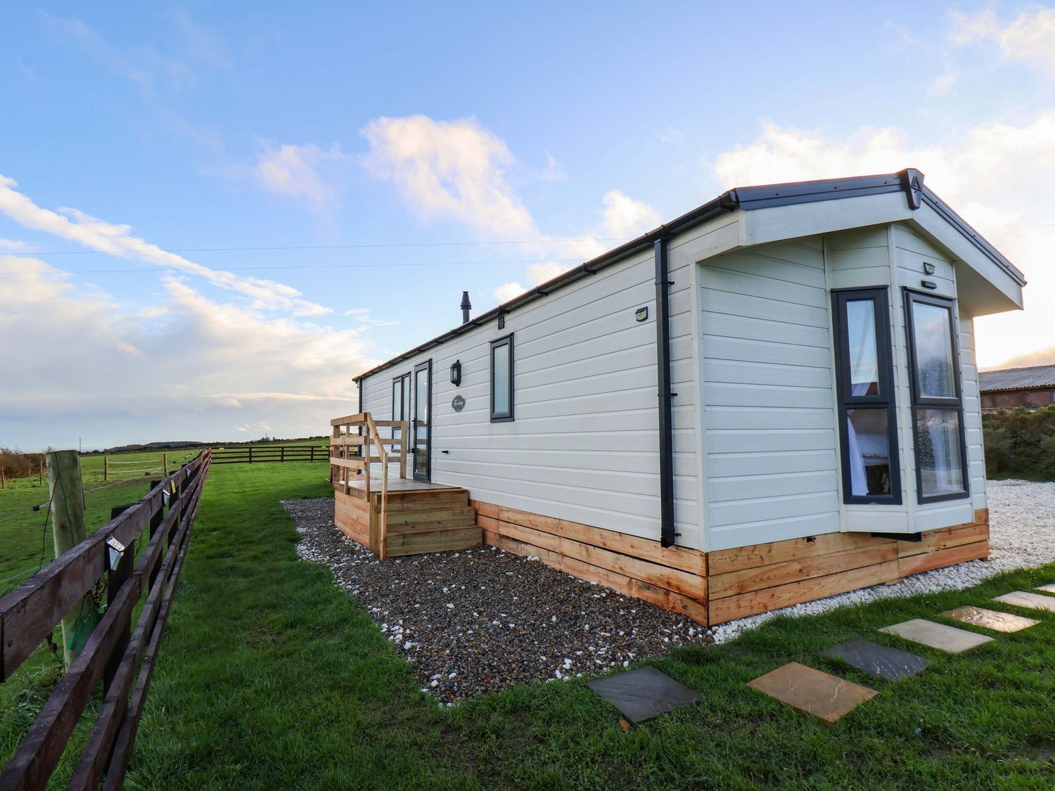Rosefinch Cabin, Scarborough